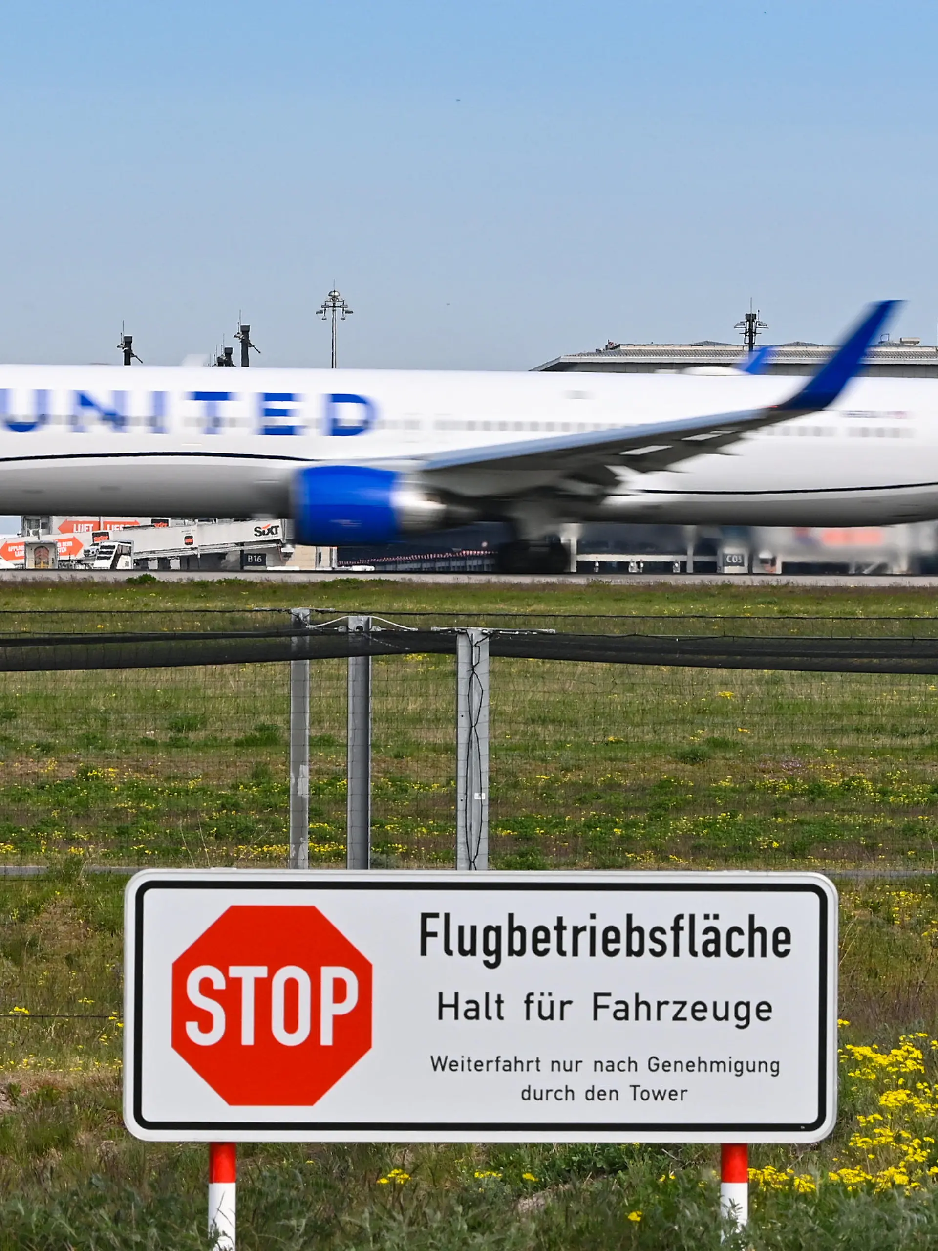 03.05.2022, Brandenburg, Schönefeld: Ein Passagierflugzeug der United Airlines startet von der Südbahn am Hauptstadtflughafen BER. Am Mittag findet die Bilanz-Pressekonferenz der Flughafen Berlin Brandenburg GmbH mit dem Geschäftsbericht des Jahres 2021 statt. Foto: Patrick Pleul/dpa +++ dpa-Bildfunk +++