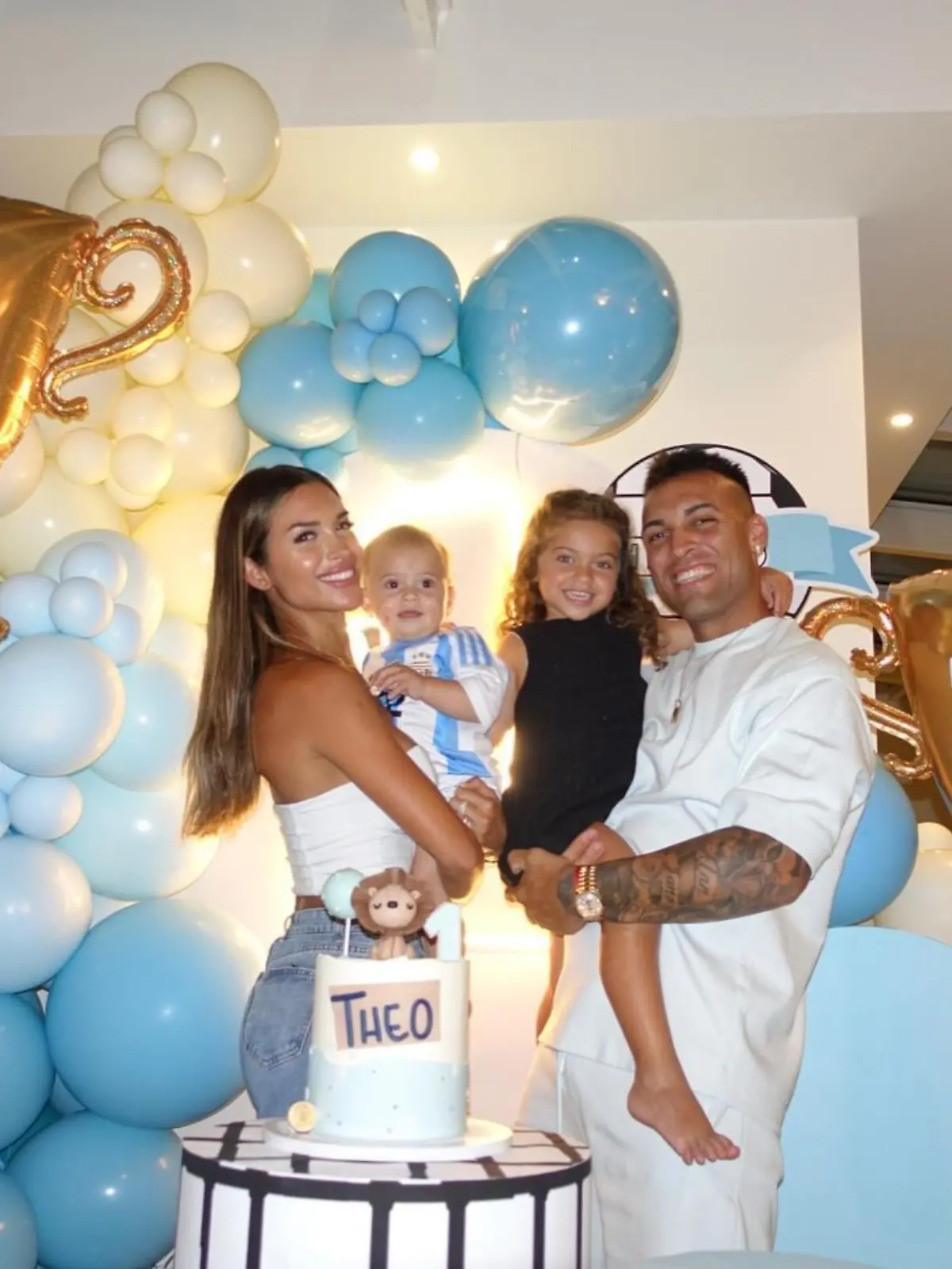 Lautaro Martinez mit seiner Frau Agustina Gandolfo und den beiden gemeinsamen Kindern Nina (3) und Theo (1).