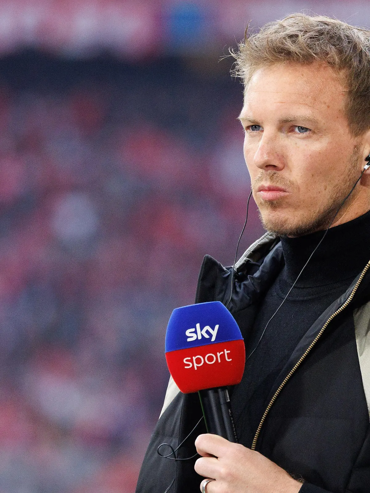 ARCHIV - 23.04.2022, Bayern, München: Fußball: Bundesliga, Bayern München - Borussia Dortmund, 31. Spieltag, Allianz Arena. Trainer Julian Nagelsmann vom FC Bayern München gibt vor Spielbeginn ein Interview. (zu "Nagelsmann zur Ibiza-Reise: «Spieler sind alle alt genug und mündig»") Foto: Matthias Balk/dpa +++ dpa-Bildfunk +++