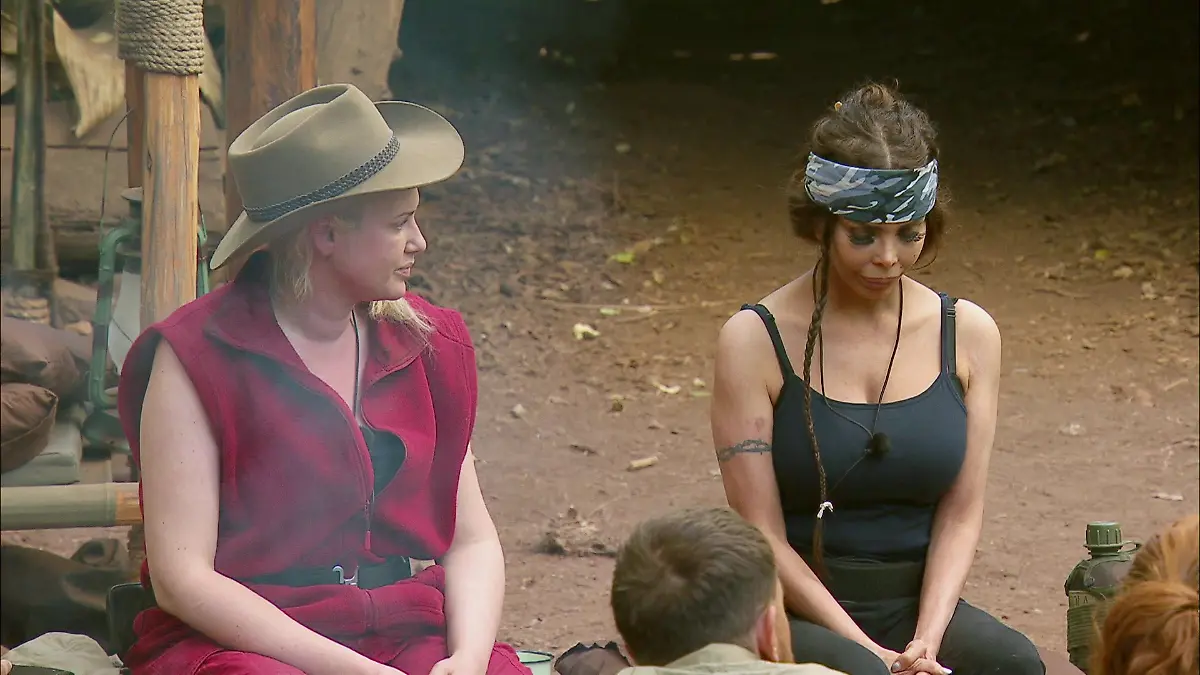 Dschungel-Legende Sarah Knappik fordert Freundin Kader Loth auf sie aus dem Dschungelcamp zu wählen.