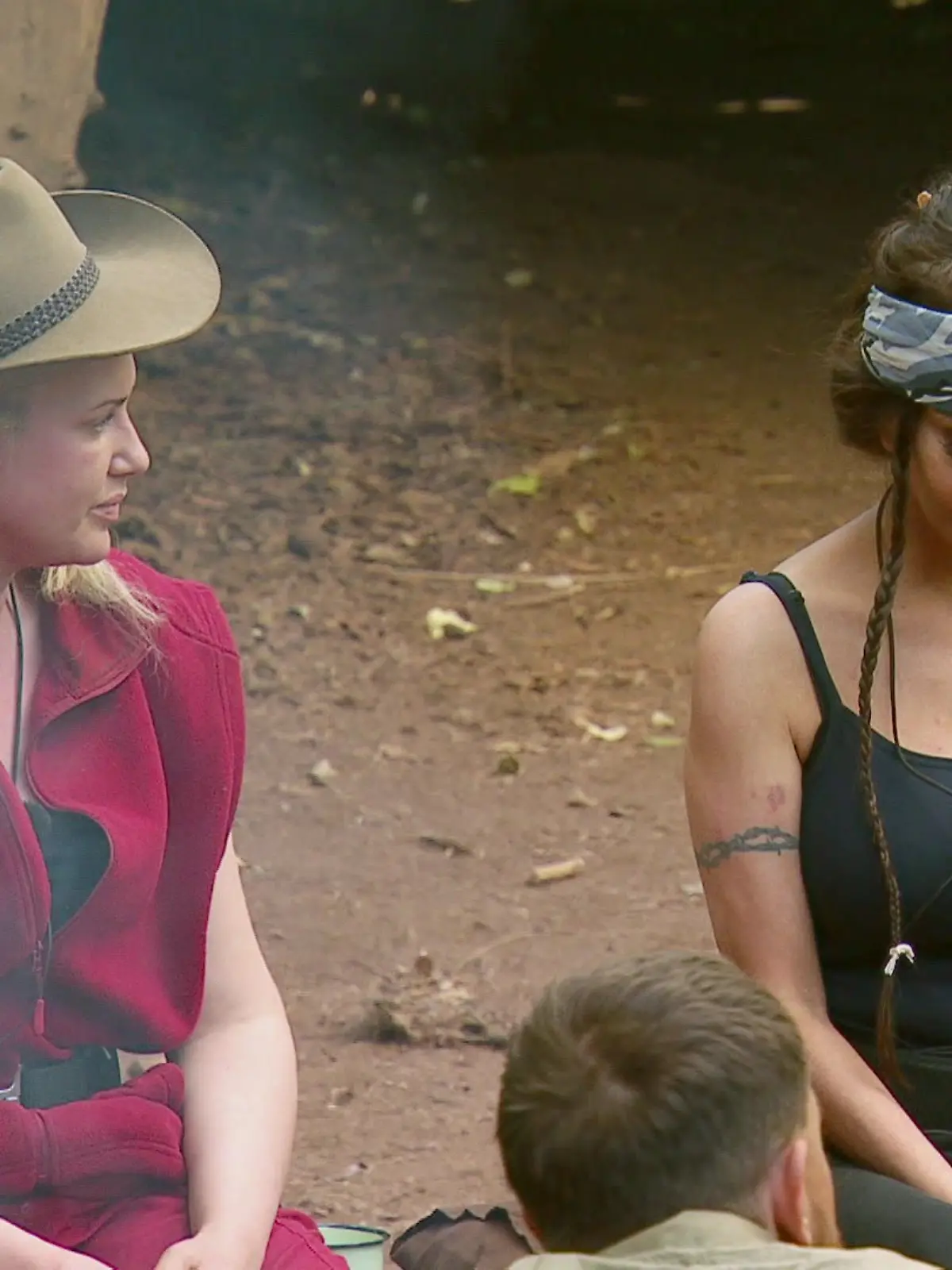 Dschungel-Legende Sarah Knappik fordert Freundin Kader Loth auf sie aus dem Dschungelcamp zu wählen.