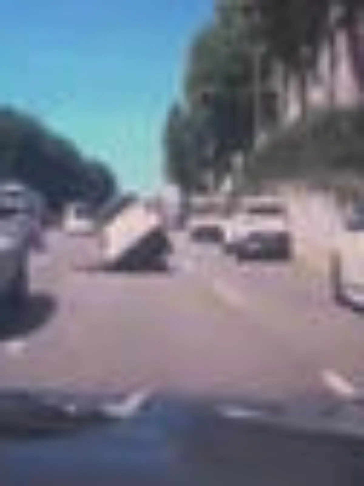 In Südkorea stürzt ein Auto während der Fahrt in ein Loch.