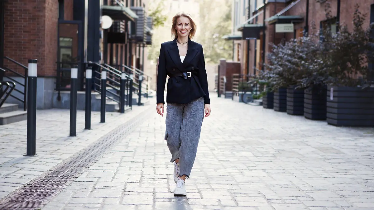 Frau trägt Jeans und Blazer