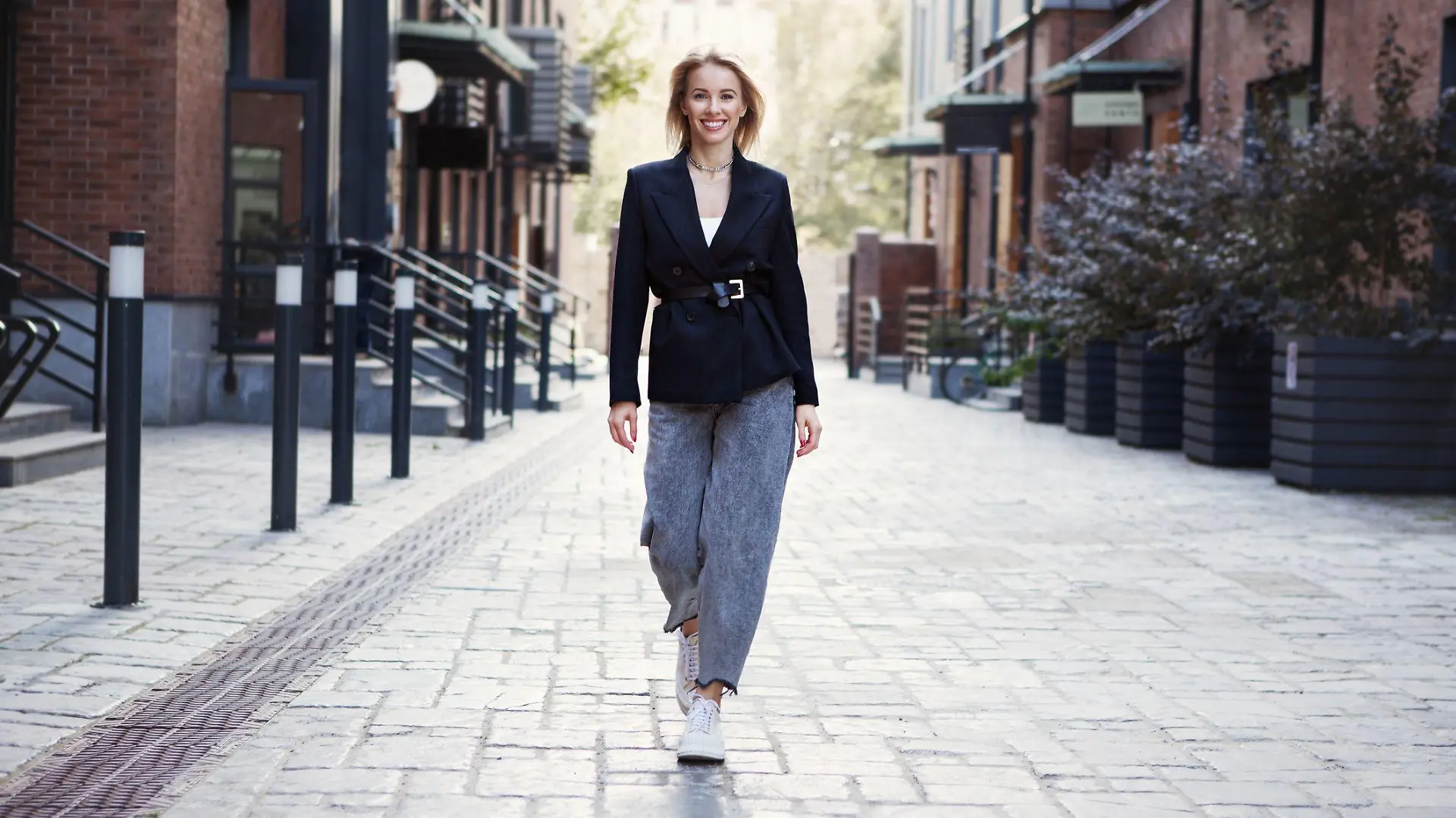 Frau trägt Jeans und Blazer