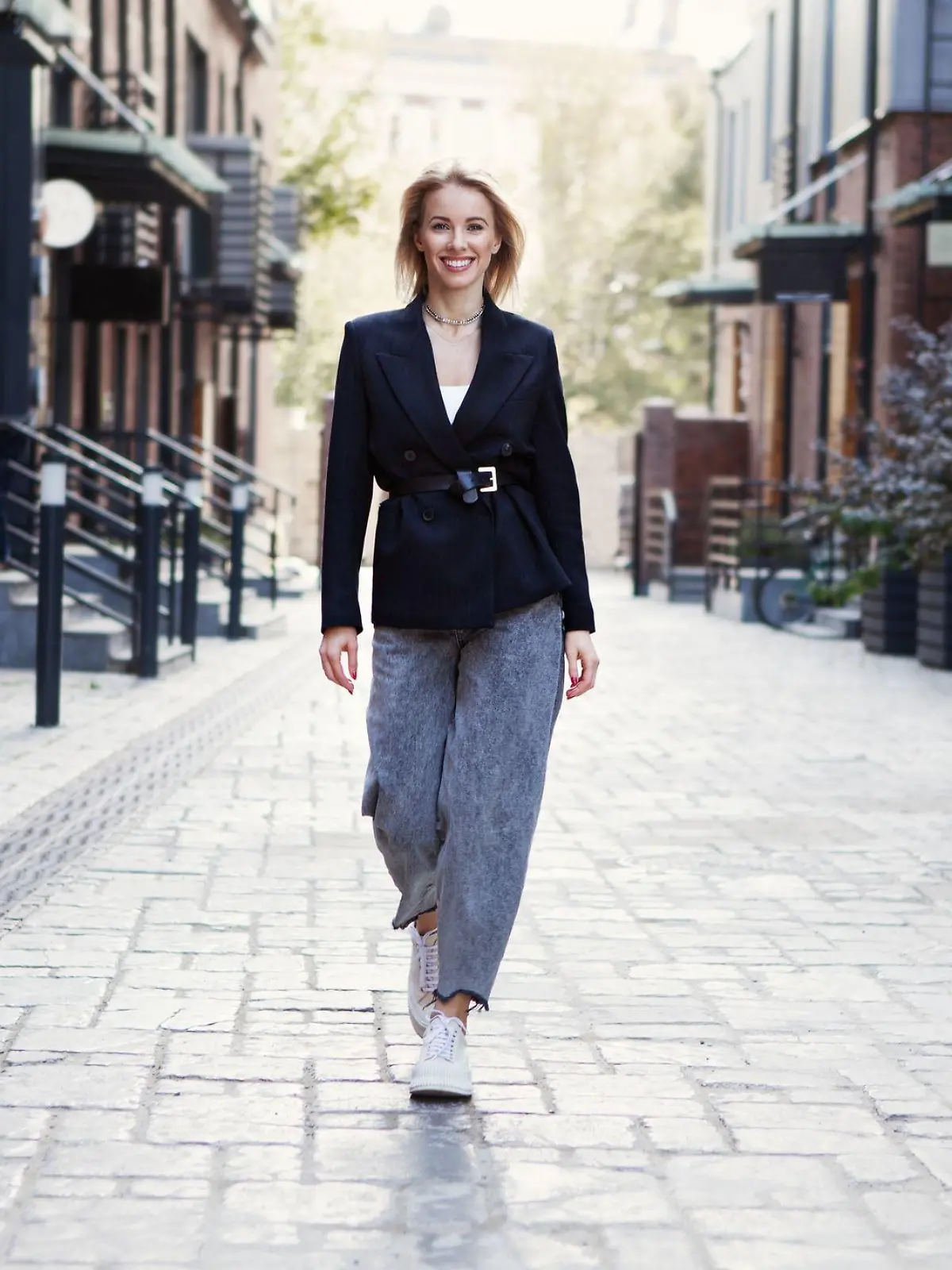 Frau trägt Jeans und Blazer