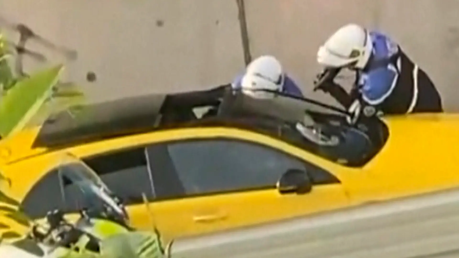 SCREENSHOT - 28.06.2023, Frankreich, Nanterre: In diesem von @Ohana_FNG zur Verfügung gestellten Videostandbild befragen zwei Polizeibeamte einen Fahrer, wobei ein Polizist eine Waffe auf das Fenster des gelben Autos richtet. Nach einem tödlichen Polizeischuss auf einen 17-Jährigen bei einer Verkehrskontrolle ist Frankreich in Aufruhr. Die französische Regierung hat eine verstärkte Polizeipräsenz in Paris und anderen Großstädten angekündigt und zur Ruhe aufgerufen. Foto: Uncredited/@Ohana_FNG/AP/dpa - ACHTUNG: Nur zur redaktionellen Verwendung im Zusammenhang mit der aktuellen Berichterstattung und nur mit vollständiger Nennung des vorstehenden Credits +++ dpa-Bildfunk +++
