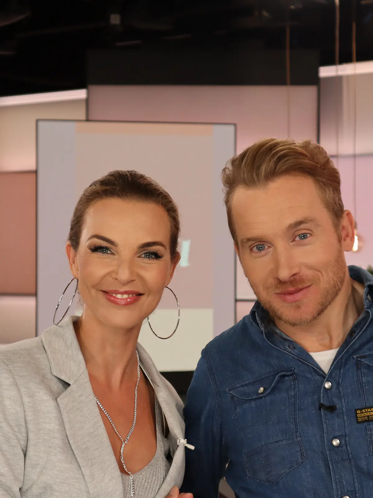 Samuel Koch und Gala-Moderatorin Annika Lau