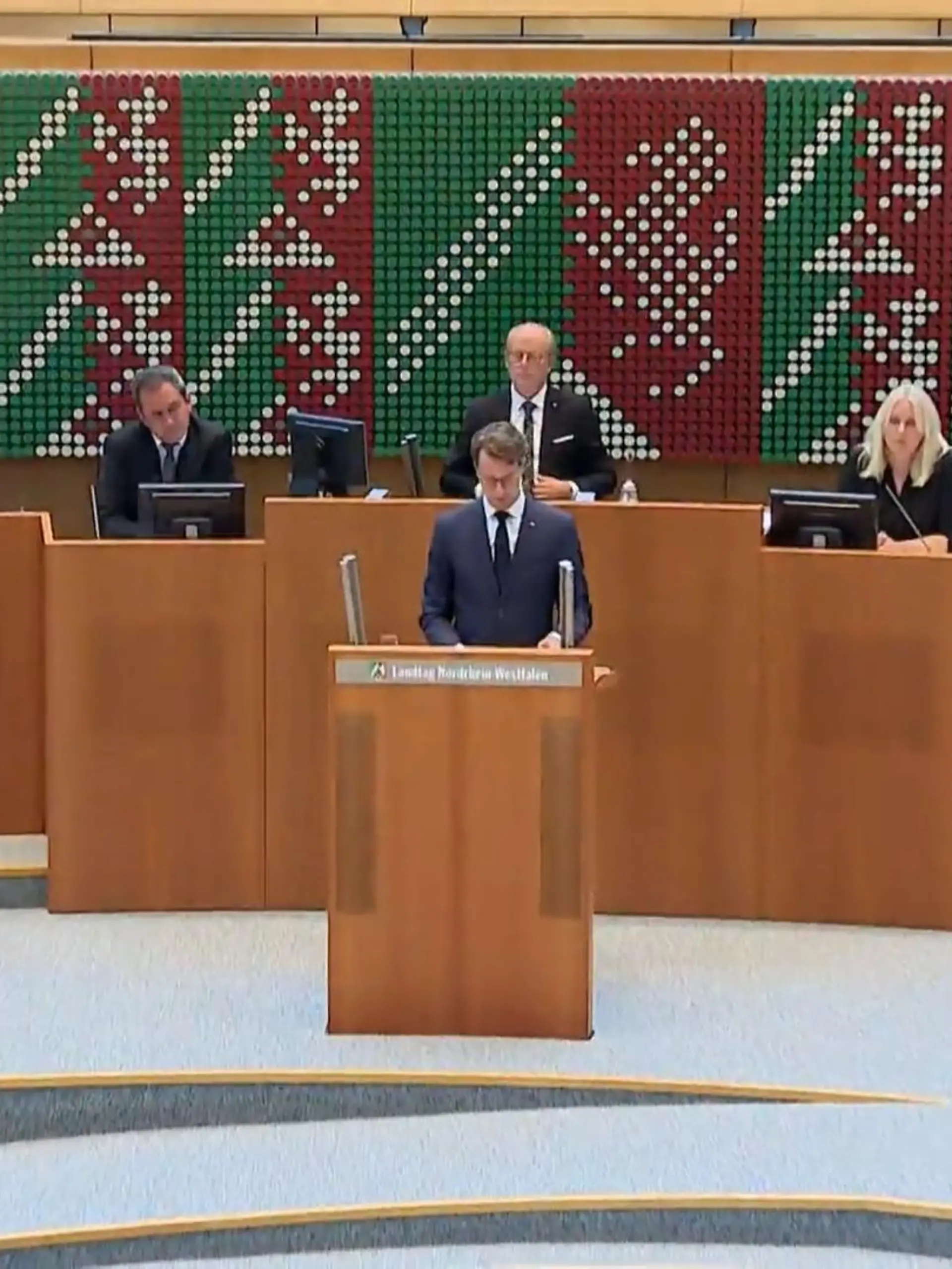 Bild zu: "Sondersitzung im Landtag"