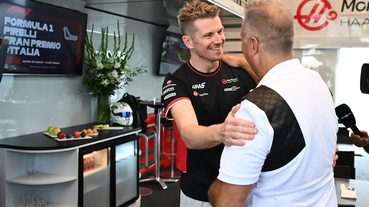 Haas-Pilot Nico Hülkenberg (l.) legt RTL-Reporter Kai Ebel die Hand auf die Schulter und gratuliert ihm zum 60. Geburtstag