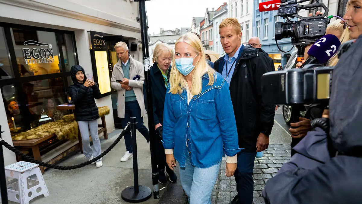 Kronprinzessin Mette-Marit auf dem Weg zur „Meet and Greet”-Hochzeitsparty ihrer Schwägerin Märtha Louise in Geiranger, Norwegen