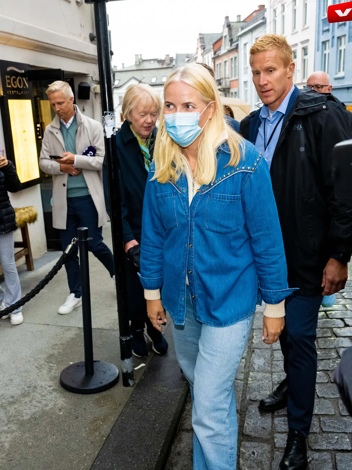 Kronprinzessin Mette-Marit auf dem Weg zur „Meet and Greet”-Hochzeitsparty ihrer Schwägerin Märtha Louise in Geiranger, Norwegen