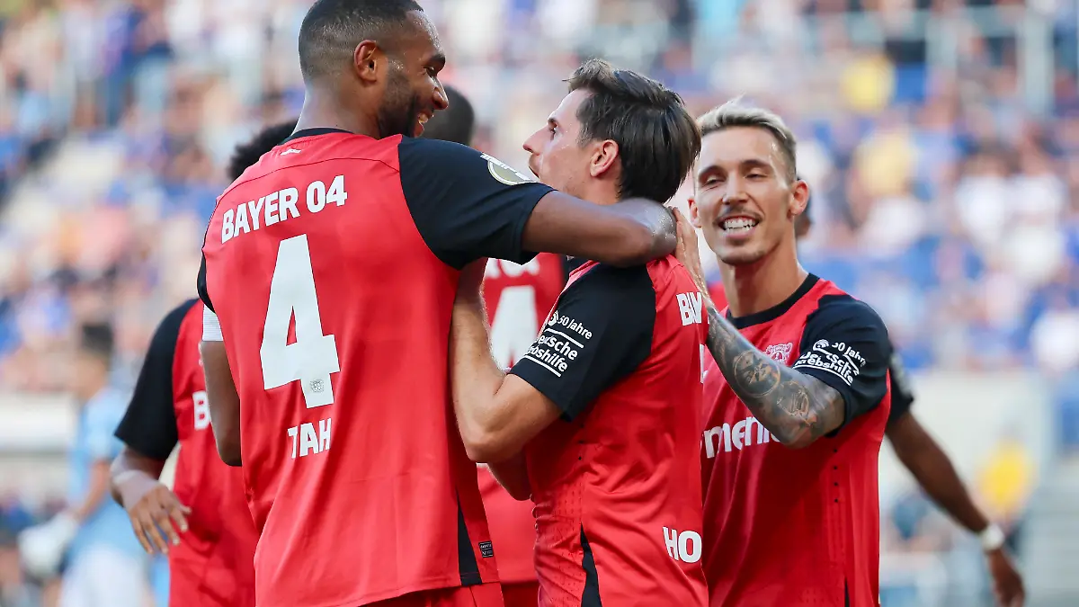 Jonathan Tah und Jonas Hofmann bejubeln ein Tor für Bayer Leverkusen
