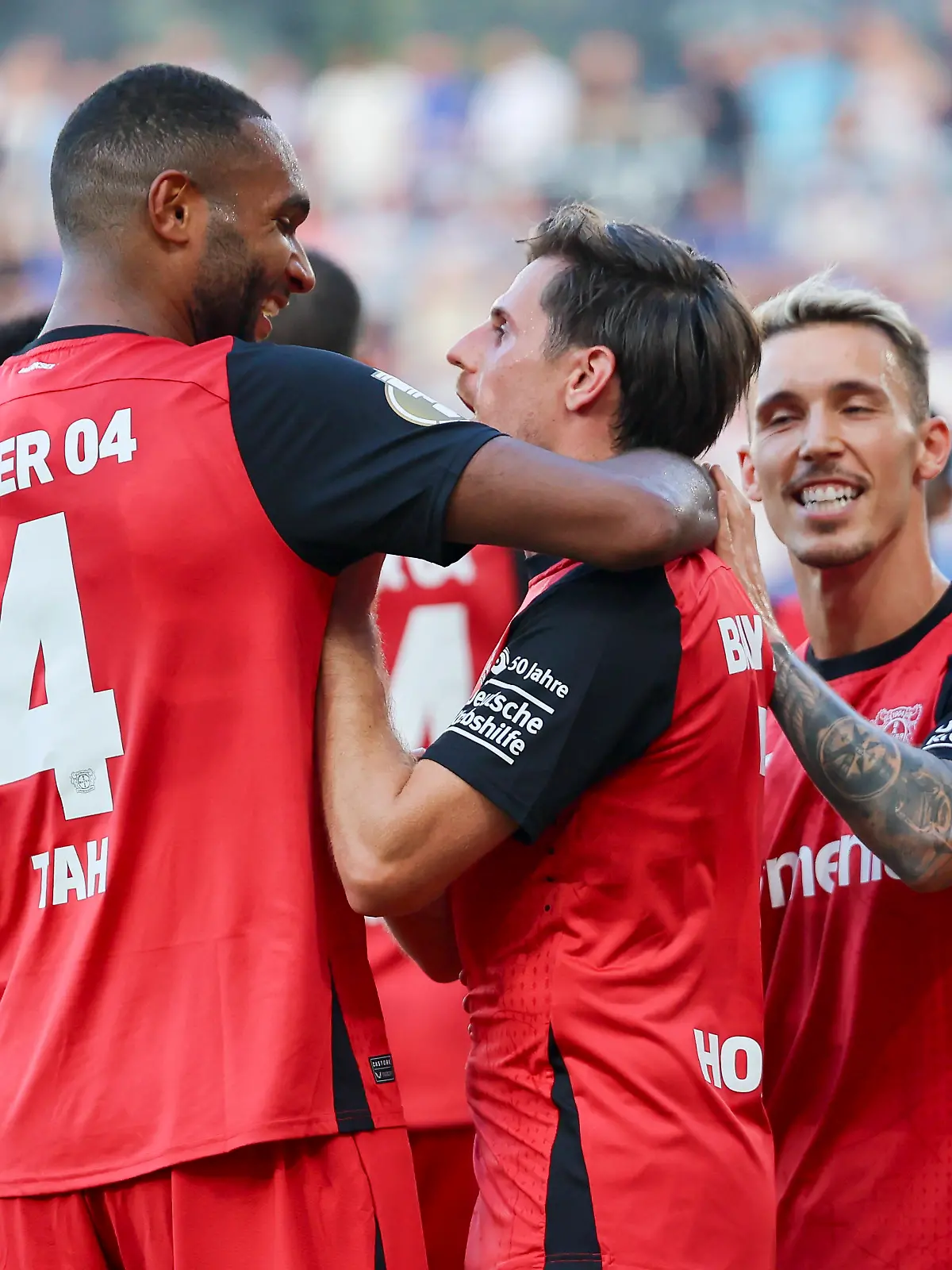 Jonathan Tah und Jonas Hofmann bejubeln ein Tor für Bayer Leverkusen