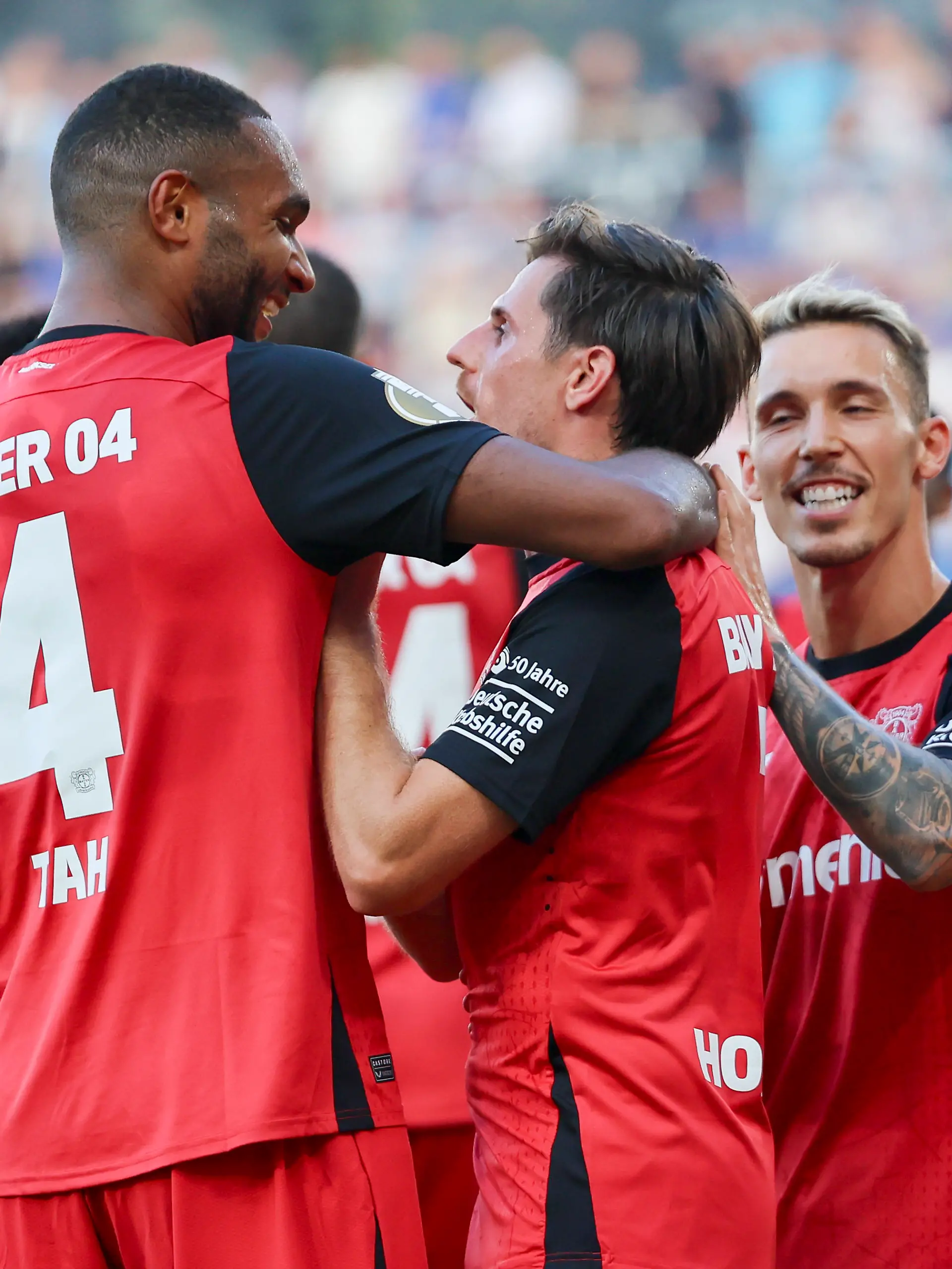 Jonathan Tah und Jonas Hofmann bejubeln ein Tor für Bayer Leverkusen
