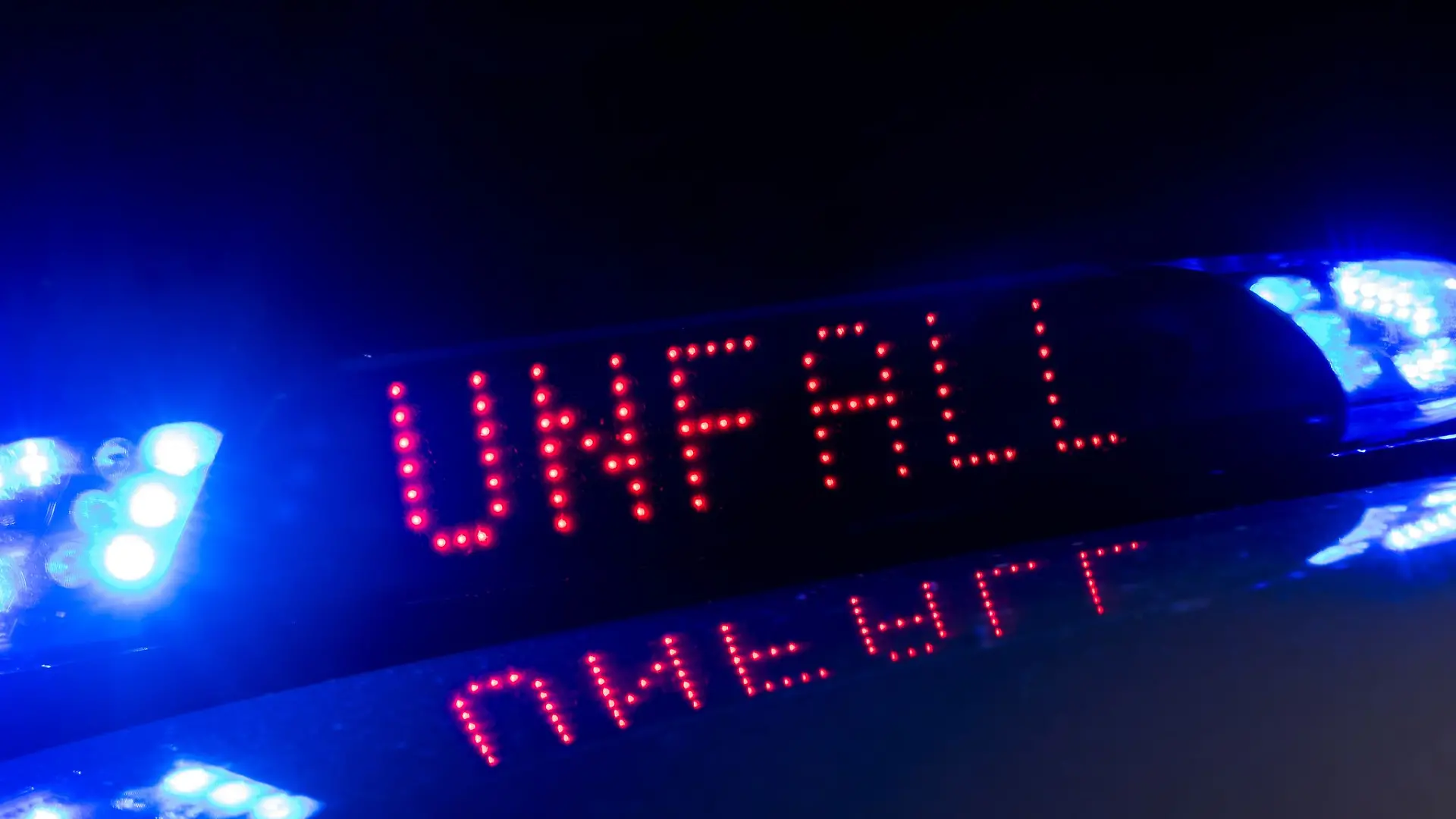 Ein 19-Jähriger ist nach einem Unfall mit einem Auto gestorben. (Symbolfoto)