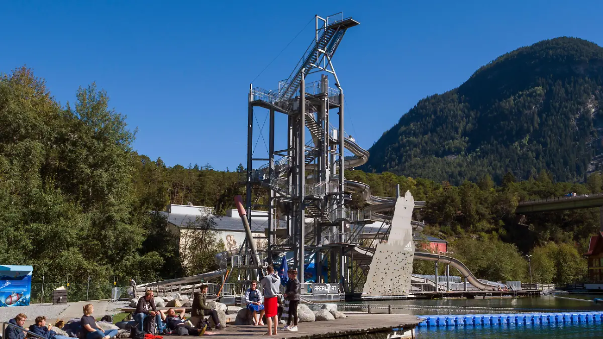 epi_221962216_Alamy_R73H7B_waterslide outdoor s.jpg