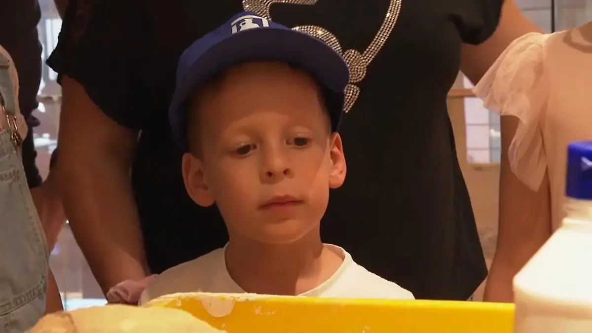 Kid destroys vase - now he returns to the museum Museum surprises family