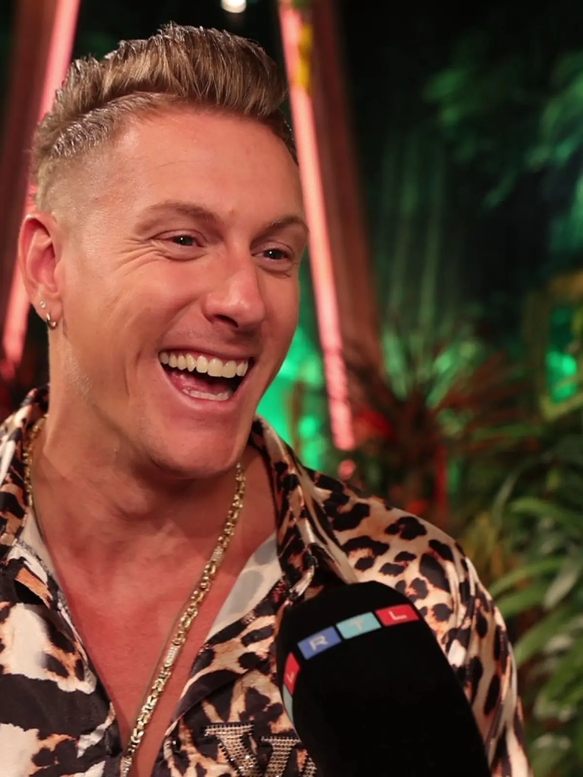 Calvin Kleinen im Dschungelcamp - da muss der Reality-Star erst mal herzhaft lachen