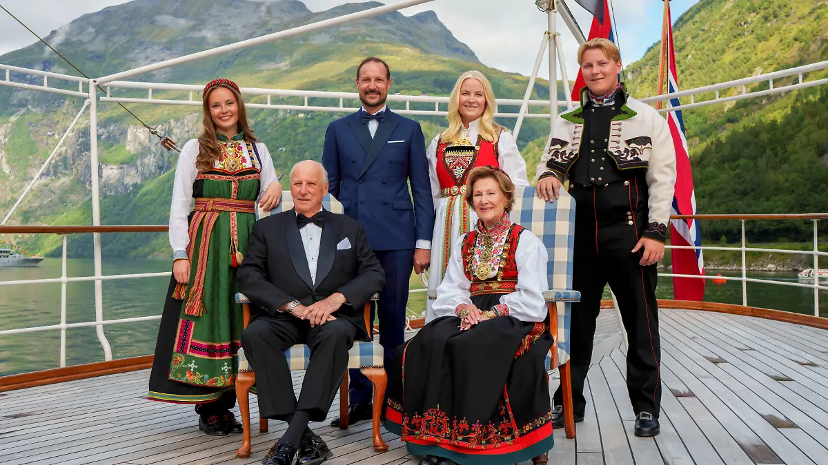 Endlich mal alle Sorgen der Vergangenheit vergessen und nur die Liebe feiern! Dieses Bild der norwegischen Royals strahlt Leichtigkeit aus.