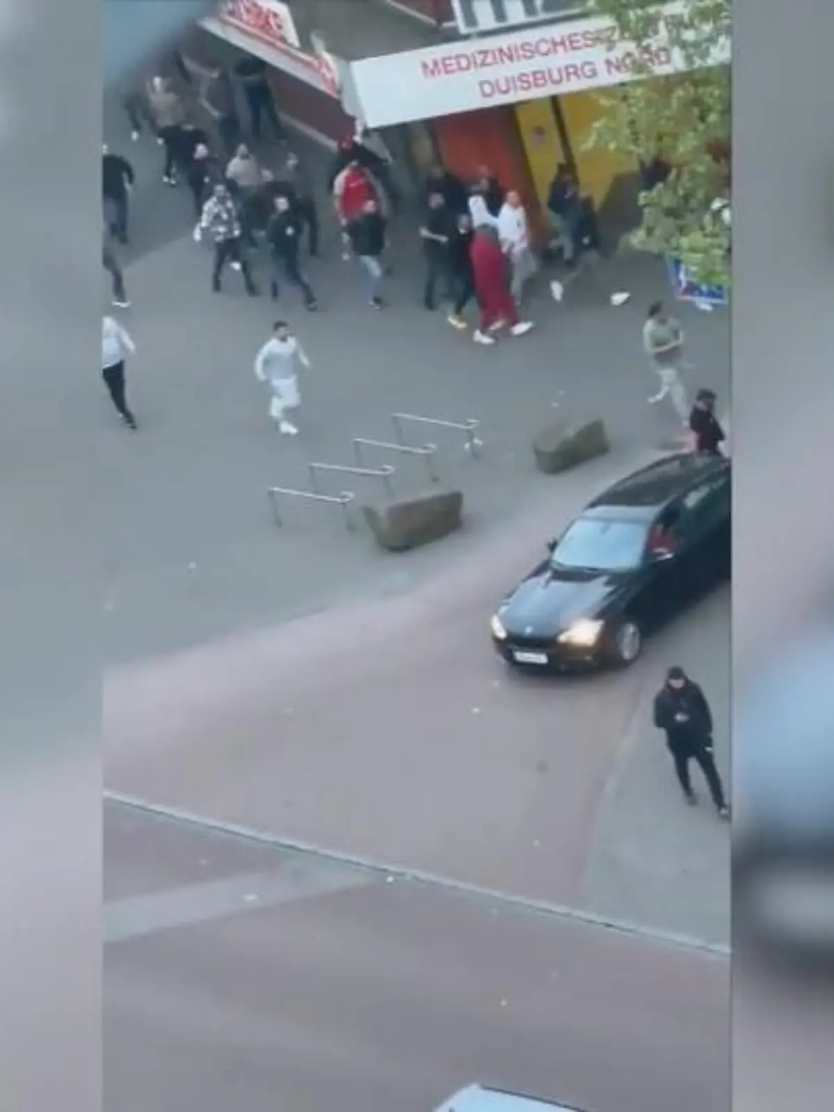 Am Mittwochabend kam es in Duisburg zu einer blutigen Auseinandersetzung zwischen der Rockergruppierung Hells Angels und einem türkisch-arabischen Clan. Rund 100 Menschen aus beiden Lagern sind beteiligt, es fielen sogar Schüsse, vier Menschen wurden verletzt. Die noch in der Tatnacht festgenommenen 15 Verdächtigen sind wieder auf freiem Fuß, wie ein Polizeisprecher mitteilt. Die Polizei ermittelt weiter – und erklärt im Video gegenüber RTL, welche zwei Auslöser für den Rocker-Clan-Krieg am wahrscheinlichsten sind.
