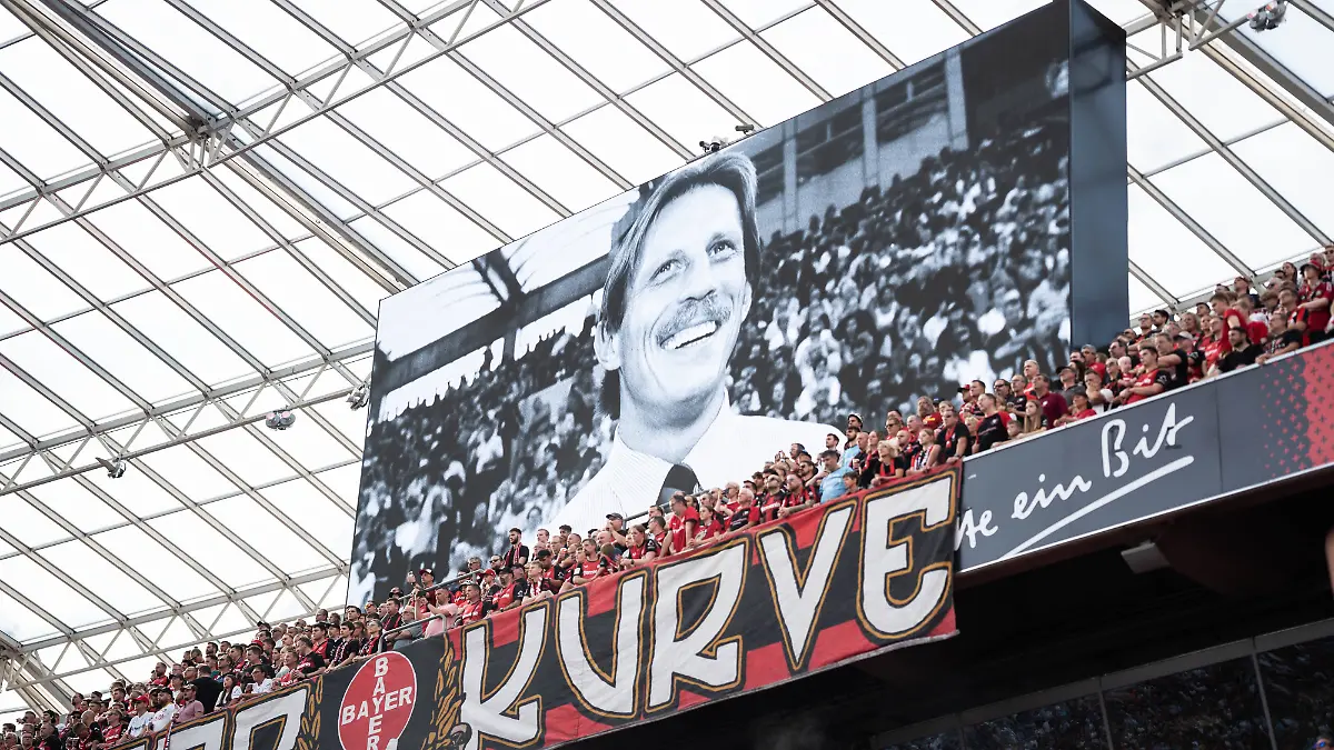 Schweigeminute für den gestorbenen Christoph Daum in Leverkusen