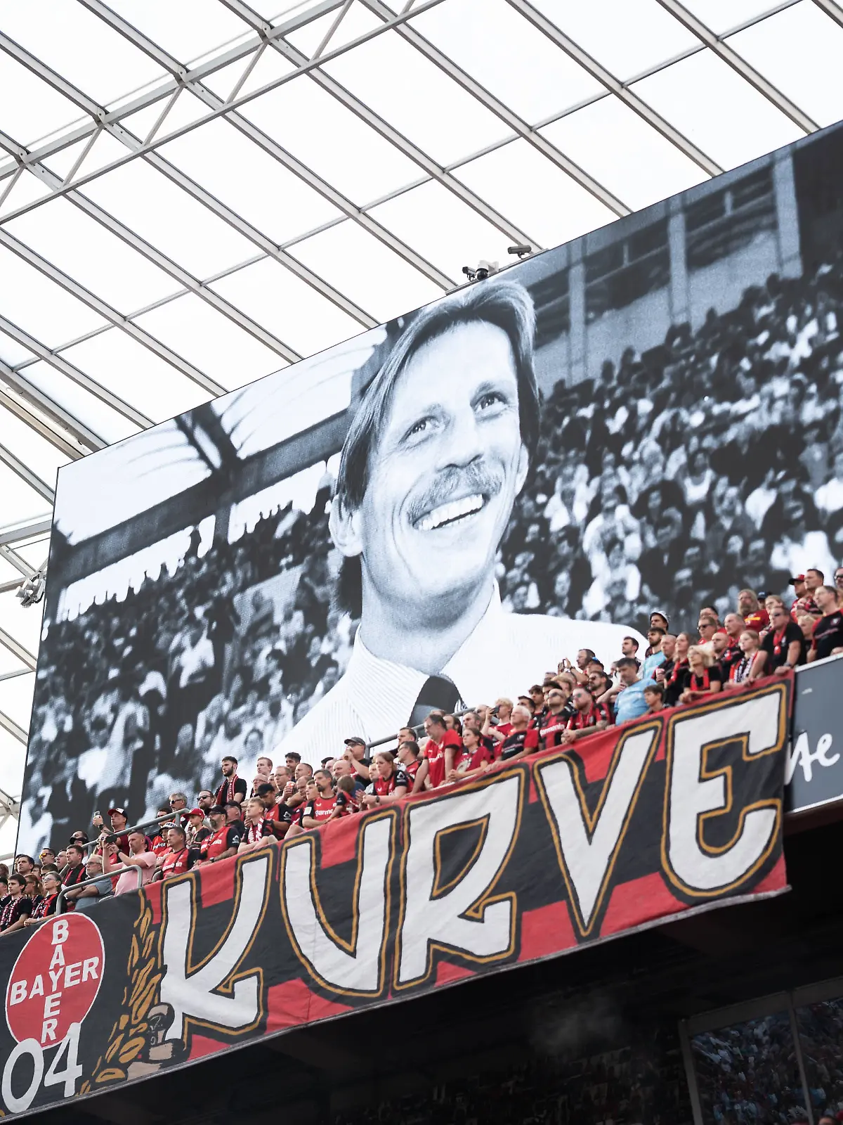 Schweigeminute für den gestorbenen Christoph Daum in Leverkusen