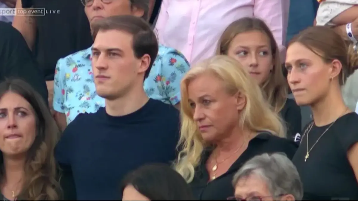 Angelica Camm-Daum mit den Kindern Cara-Julie und Jean-Paul bei der Schweigeminute für Christoph Daum