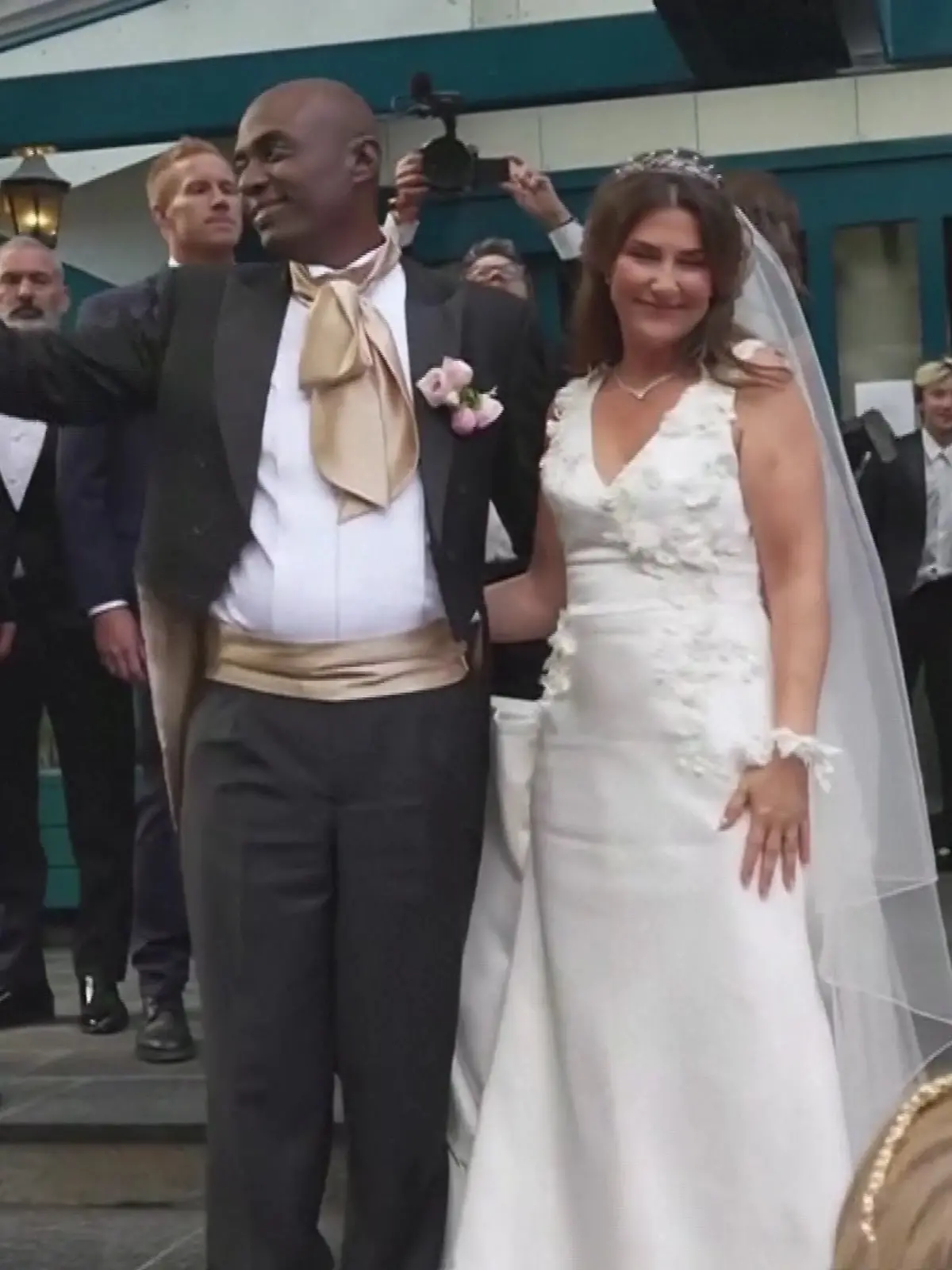 Prinzessin Märtha Louise und Durek Verrett winken den Fotografen