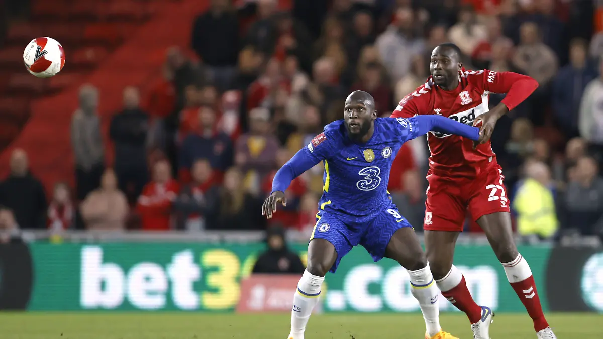 Sol Bamba (r) im Duell mit Romelu Lukaku