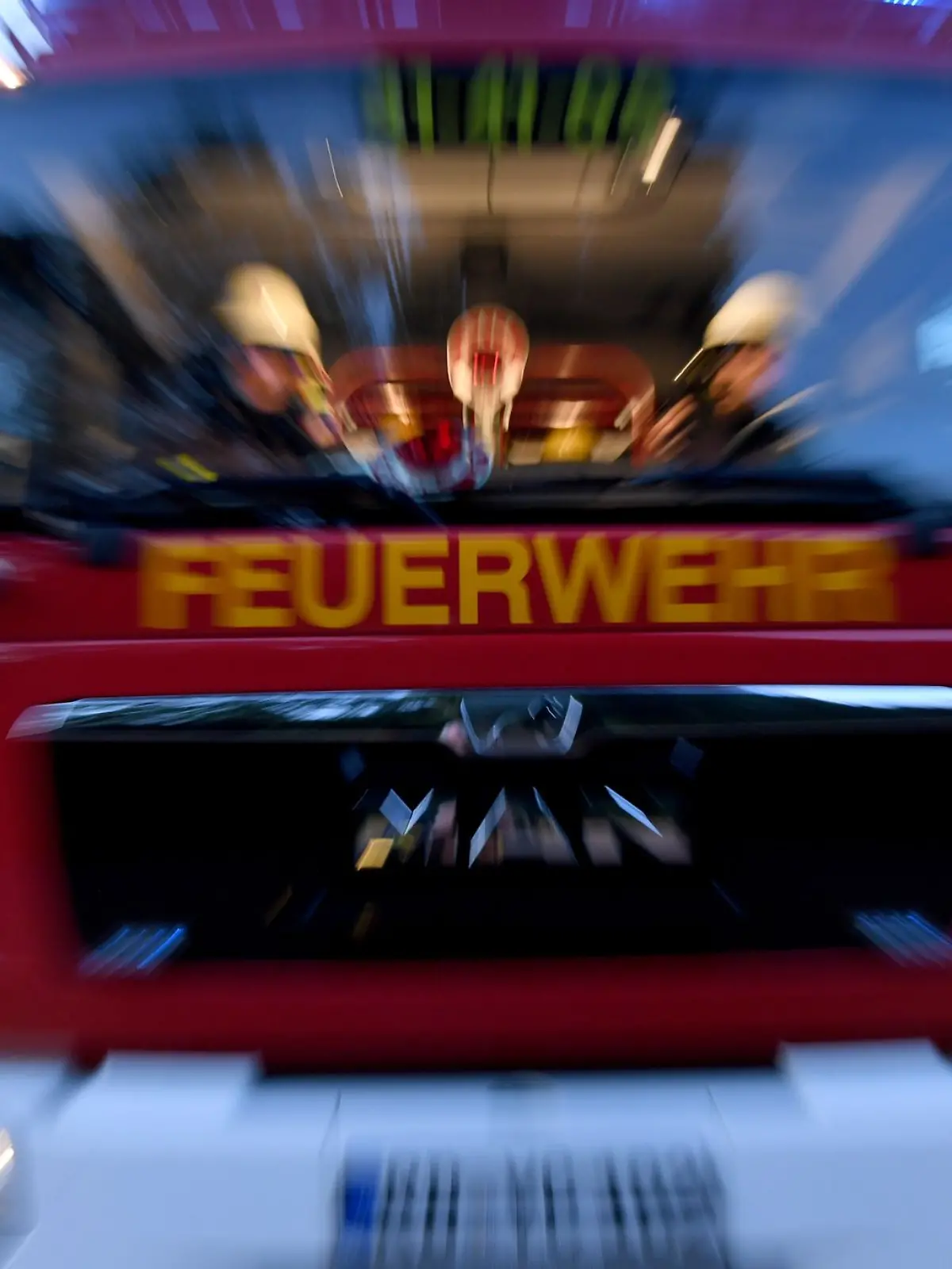 Bild zu: "Zug rast in Feuerwehrauto – sieben Verletzte"
