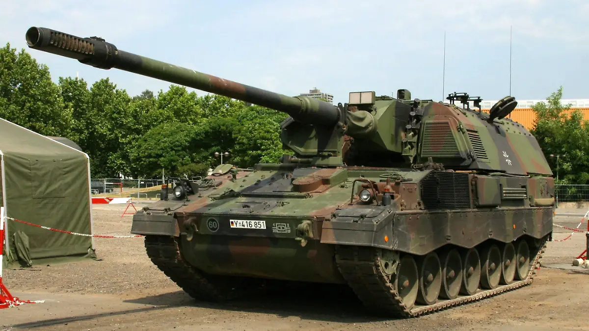 Bildnummer: 51126363  Datum: 28.06.2003  Copyright: imago/Rolf Braun
Panzerhaubitze 2000 anlässlich der Bundeswehr-Ausstellung - Unser Heer - in Frankfurt am Main, Objekte; 2003, Frankfurt am Main, Ausstellungen, Wanderausstellung, Wanderausstellungen, Ausstellungsstück, Ausstellungsstücke, Panzerhaubitzen, Haubitze, Haubitzen, Panzerabwehr; , quer, Kbdig, Einzelbild, Freisteller, Deutschland,  , Militaer, Staat,