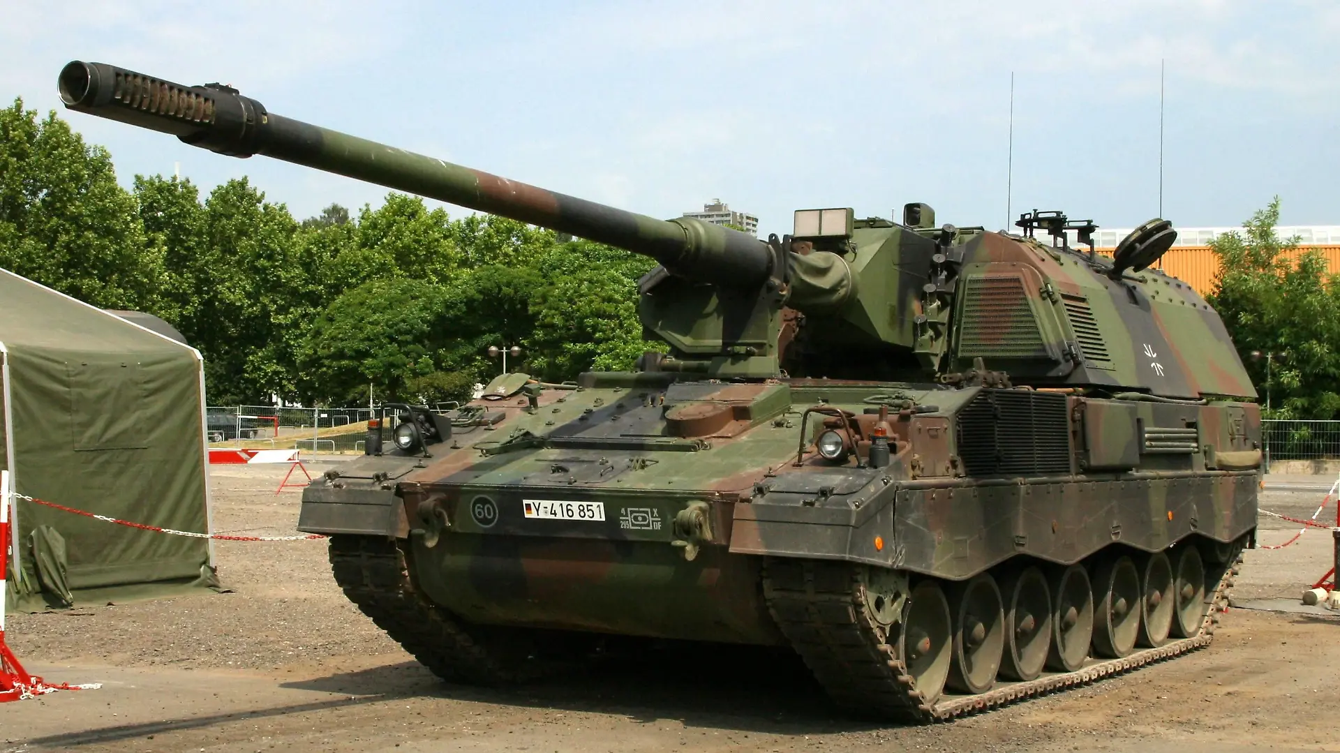 Bildnummer: 51126363 Datum: 28.06.2003 Copyright: imago/Rolf Braun
Panzerhaubitze 2000 anlässlich der Bundeswehr-Ausstellung - Unser Heer - in Frankfurt am Main, Objekte; 2003, Frankfurt am Main, Ausstellungen, Wanderausstellung, Wanderausstellungen, Ausstellungsstück, Ausstellungsstücke, Panzerhaubitzen, Haubitze, Haubitzen, Panzerabwehr; , quer, Kbdig, Einzelbild, Freisteller, Deutschland, , Militaer, Staat,