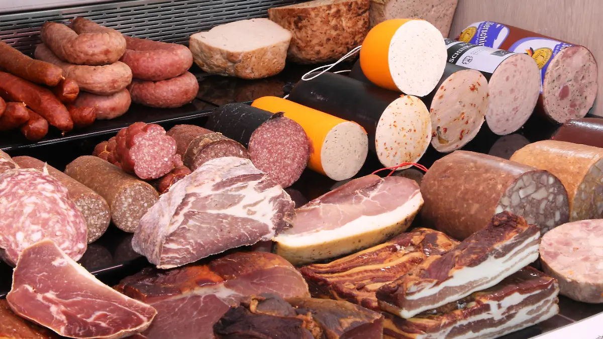 Wursttheke in einer Metzgerei