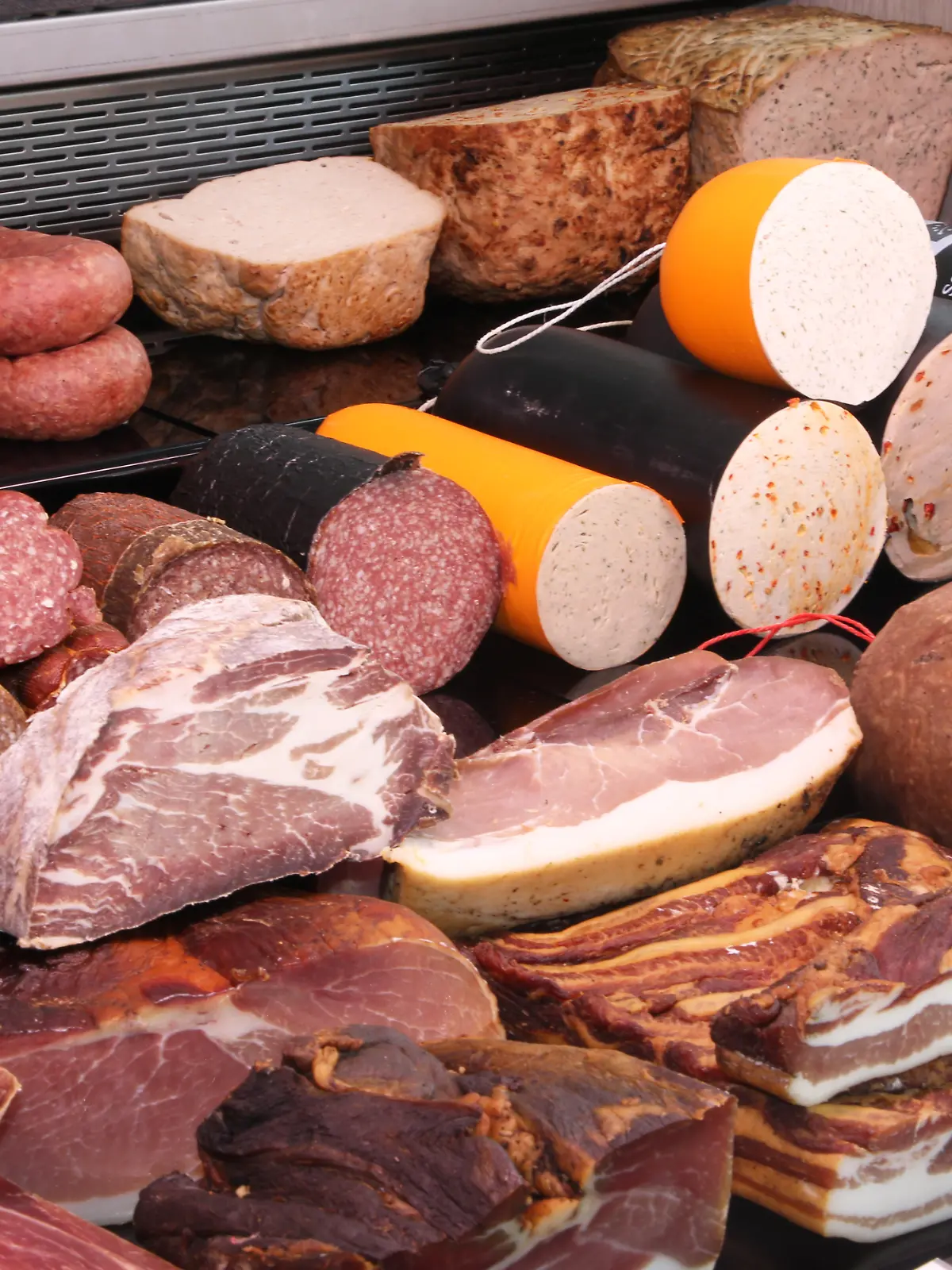 Wursttheke in einer Metzgerei
