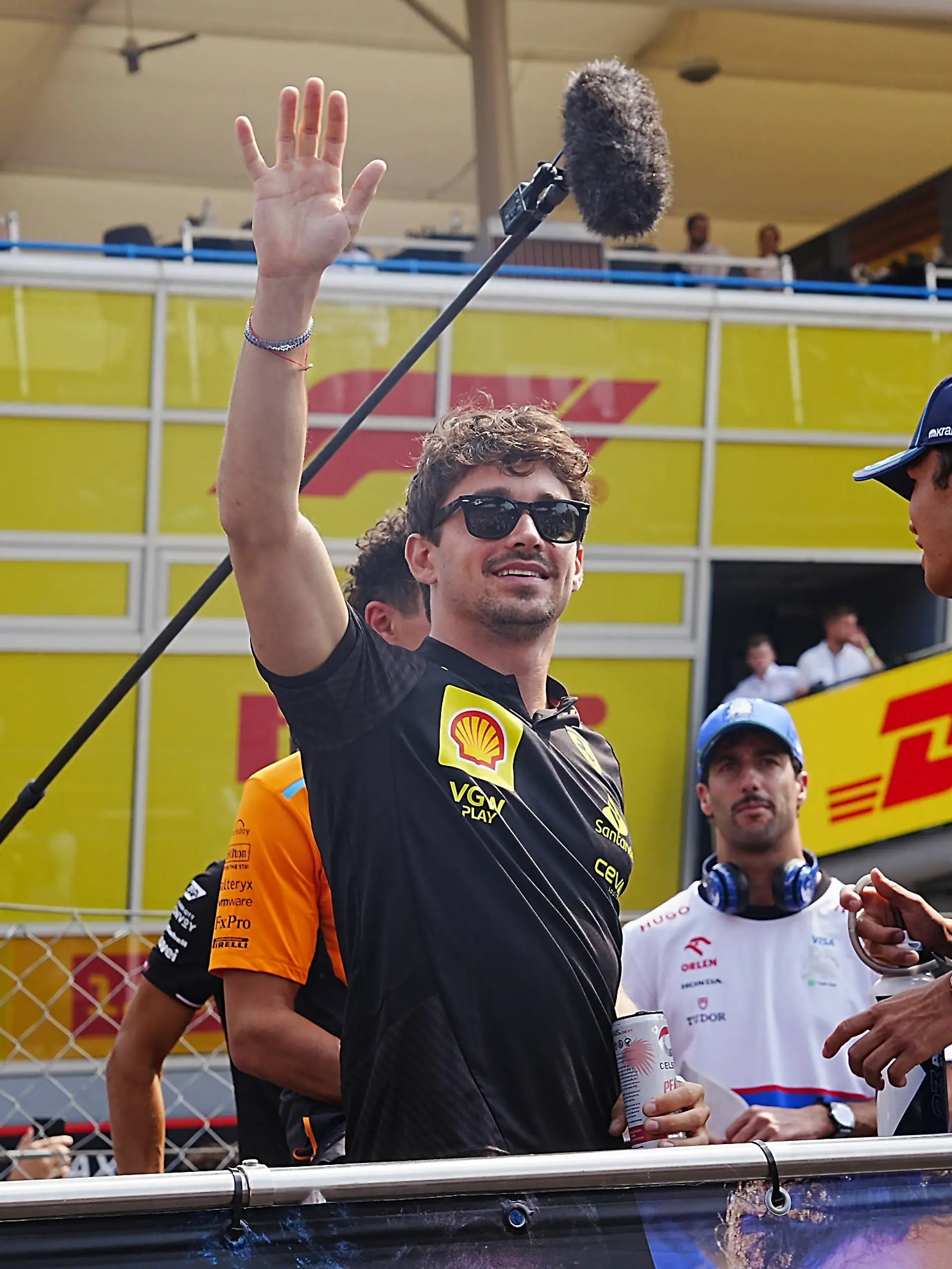 Charles Leclerc feiert den Heimsieg
