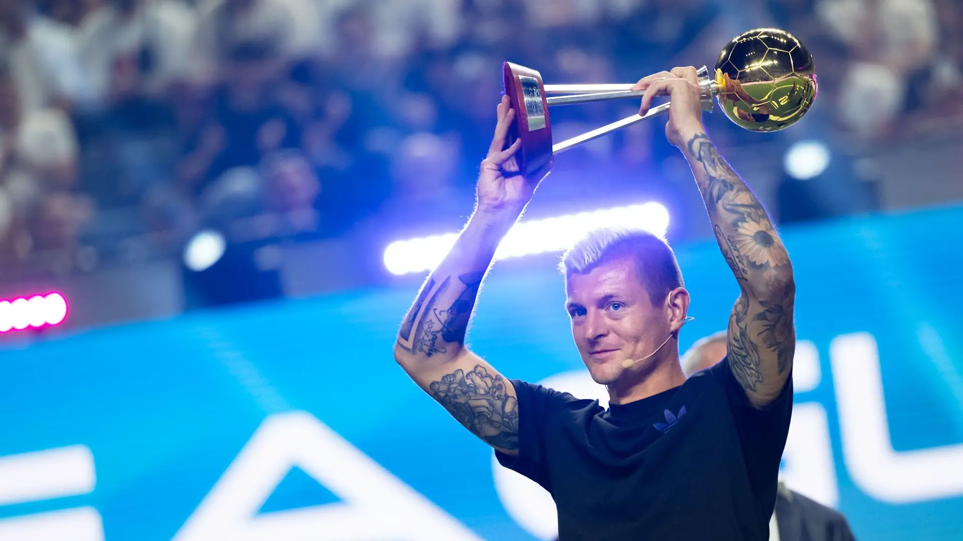 Die Trophäe für den Fußballer des Jahres 2024 erfüllt Toni Kroos mit Stolz.