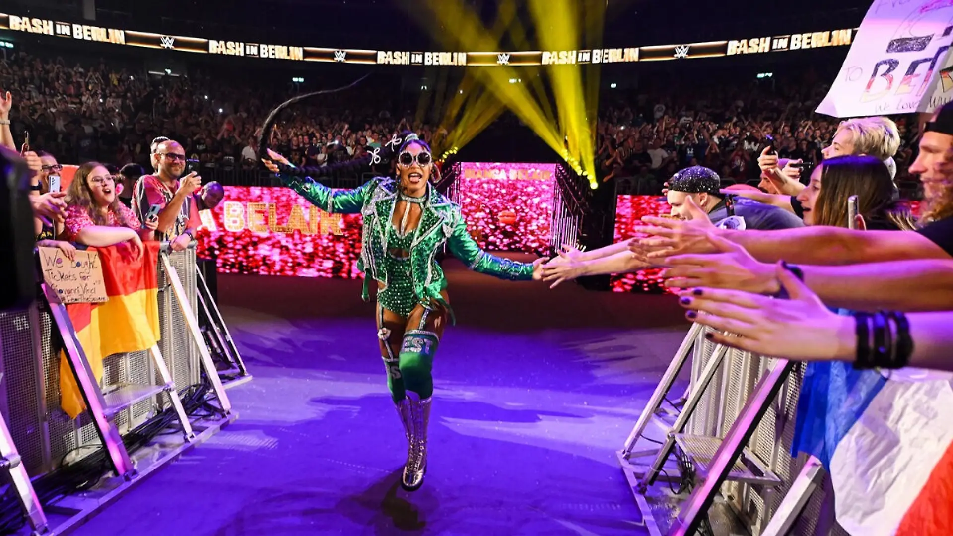 Die Wrestlerinnen Bianca Belair wurden in Berlin mit offenen Armen empfangen