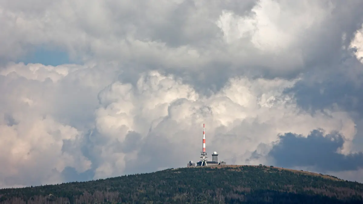 ARCHIV - 03.08.2024, Niedersachsen, Altenau-Schulenberg: Dichte Wolken ziehen über den Brocken. Niedersachsen muss sich auf Schauer und Gewitter einstellen. (zu dpa: «Schauer und Gewitter in Niedersachsen erwartet») Foto: Matthias Bein/dpa +++ dpa-Bildfunk +++