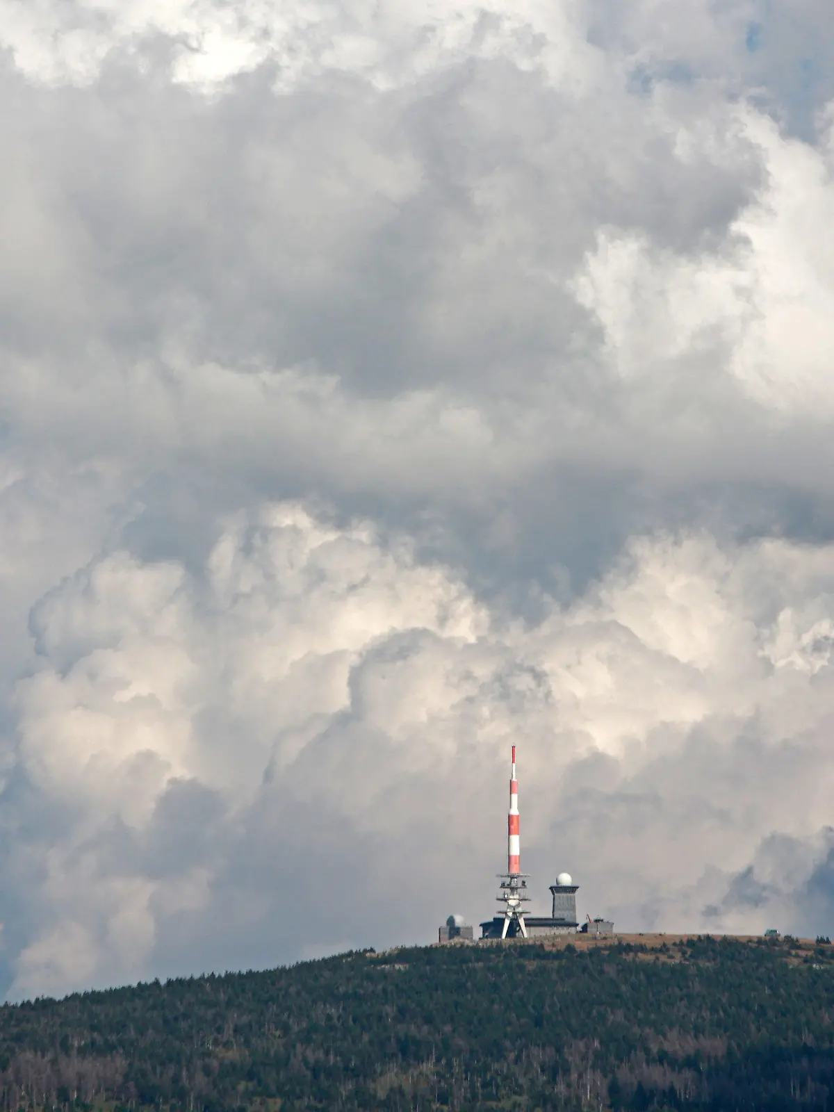 ARCHIV - 03.08.2024, Niedersachsen, Altenau-Schulenberg: Dichte Wolken ziehen über den Brocken. Niedersachsen muss sich auf Schauer und Gewitter einstellen.  (zu dpa: «Schauer und Gewitter in Niedersachsen erwartet») Foto: Matthias Bein/dpa +++ dpa-Bildfunk +++