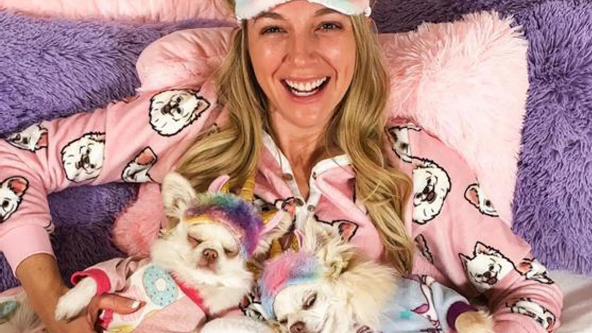 Jahnnalee Rendall mit ihren Chihuahuas Gizmo und Starleena.