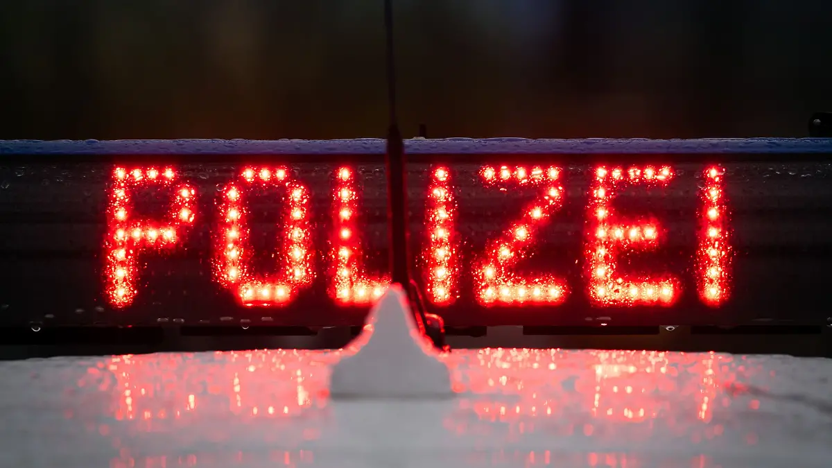 Nach einem tödlichen Unfall südlich von Paderborn hat sich ein 25-Jähriger bei der Polizei gestellt. (Symbolbild)