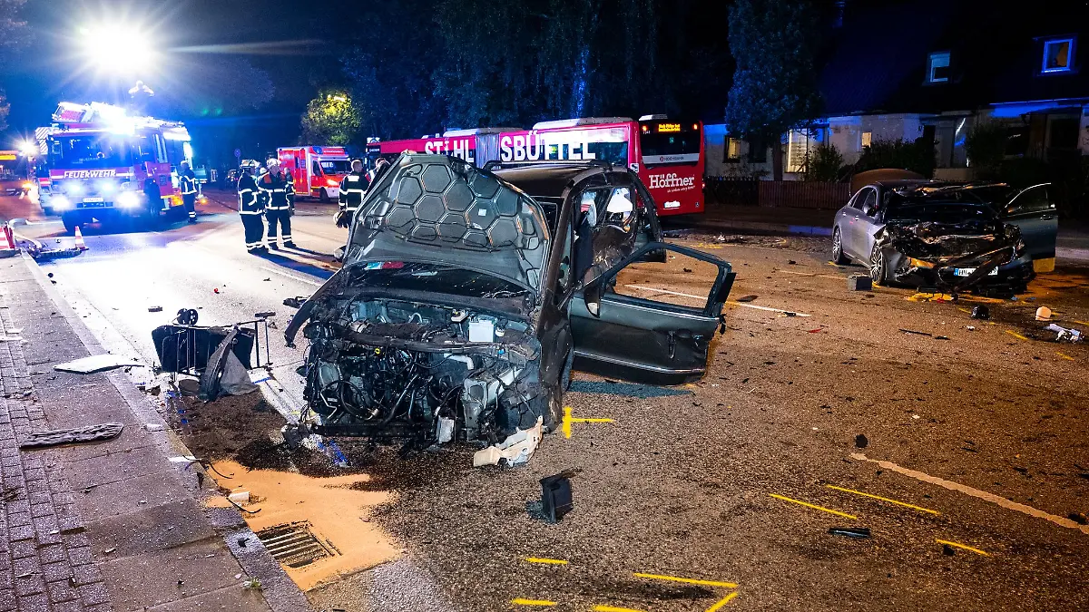 Nachdem sich der Verdacht auf ein illegales Straßenrennen erhärtet hat, sitzen die mutmaßlichen Unfallverursacher in U-Haft. (Archivbild)