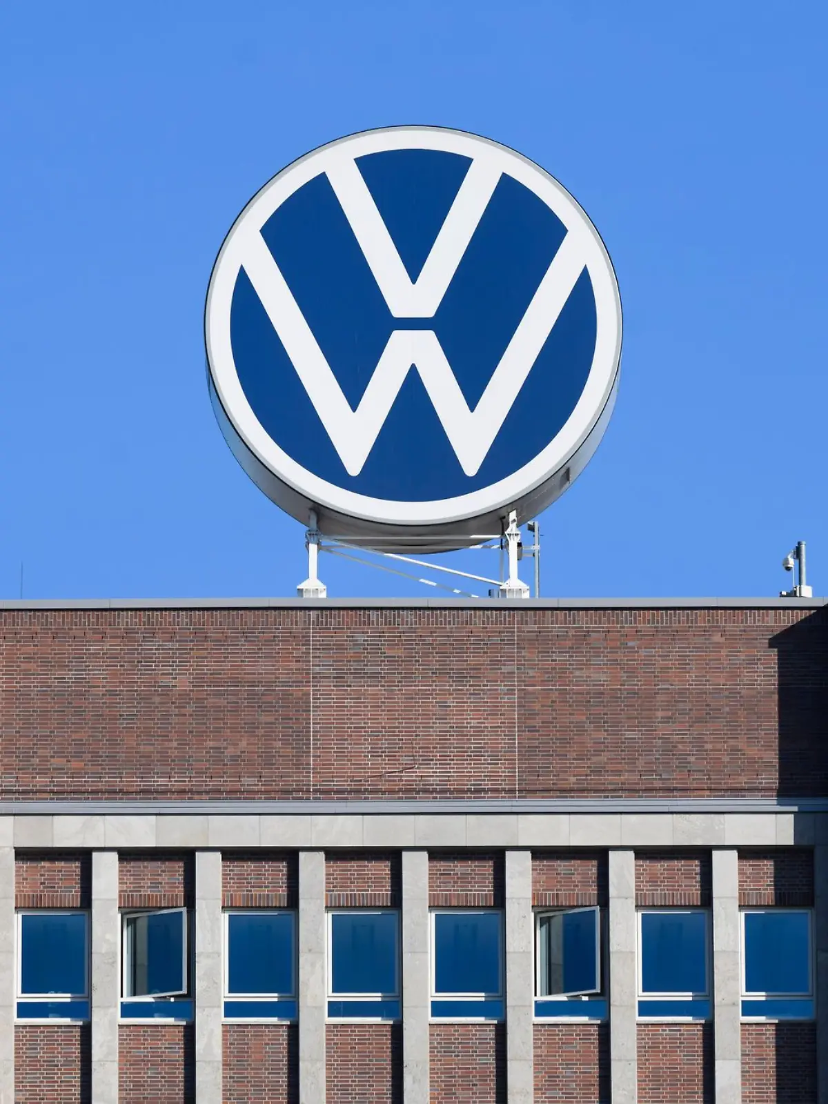 Bild zu: "Autobauer droht Werksschließungen an "