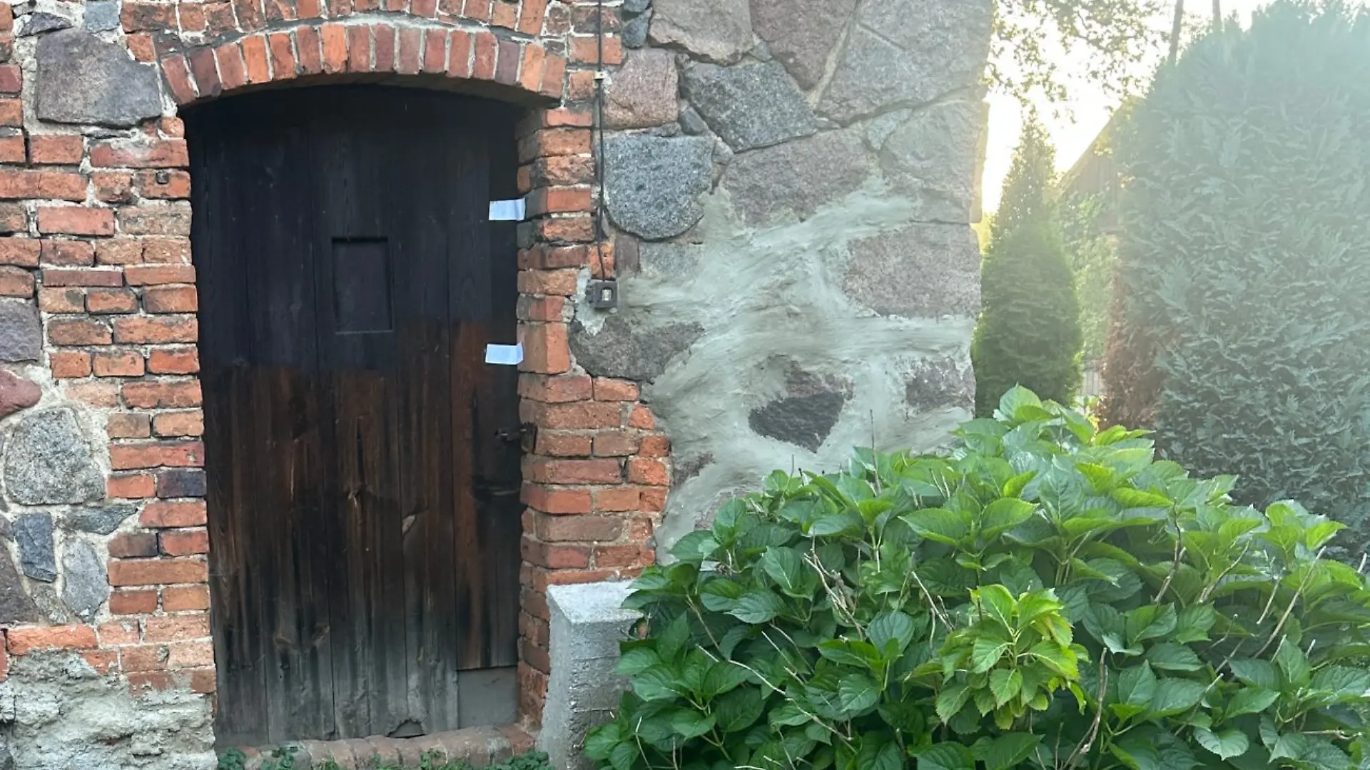 Ein alter Schweinestall von außen. 