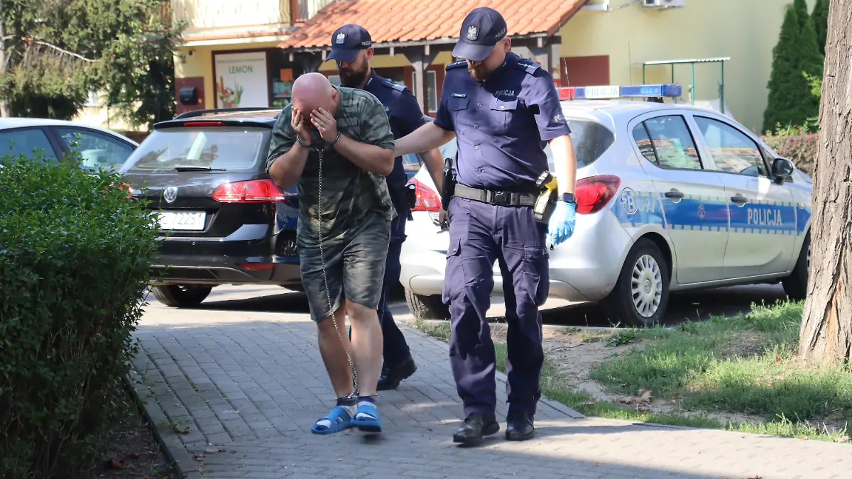 Ein Mann wird von Polizisten abgeführt.