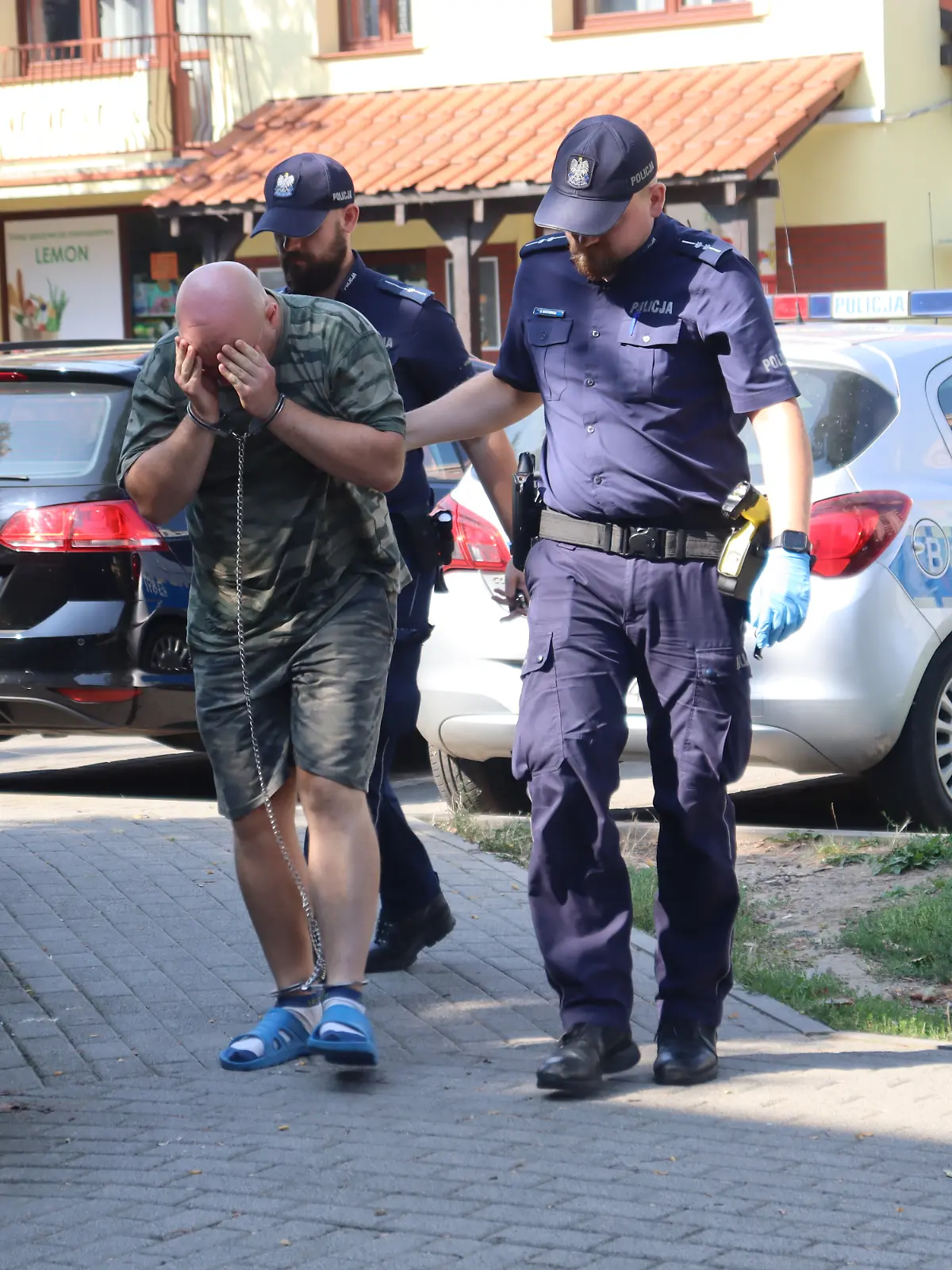 Ein Mann wird von Polizisten abgeführt.
