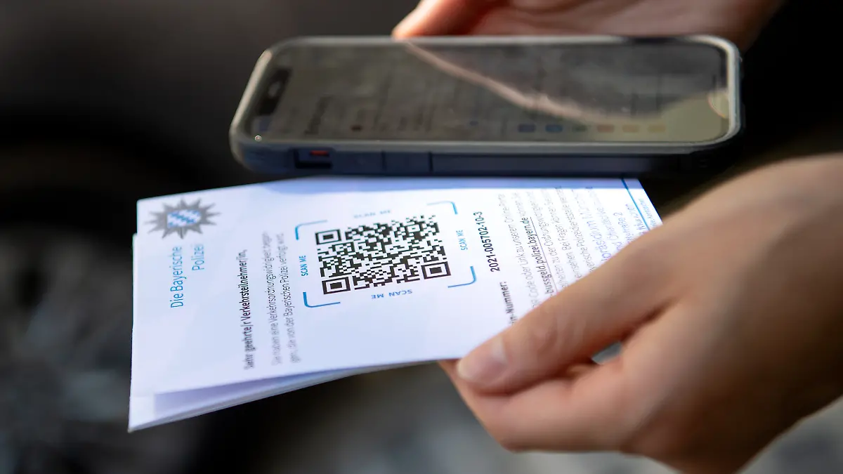 Frau scannt QR-Code eines offiziellen Schreibens. 