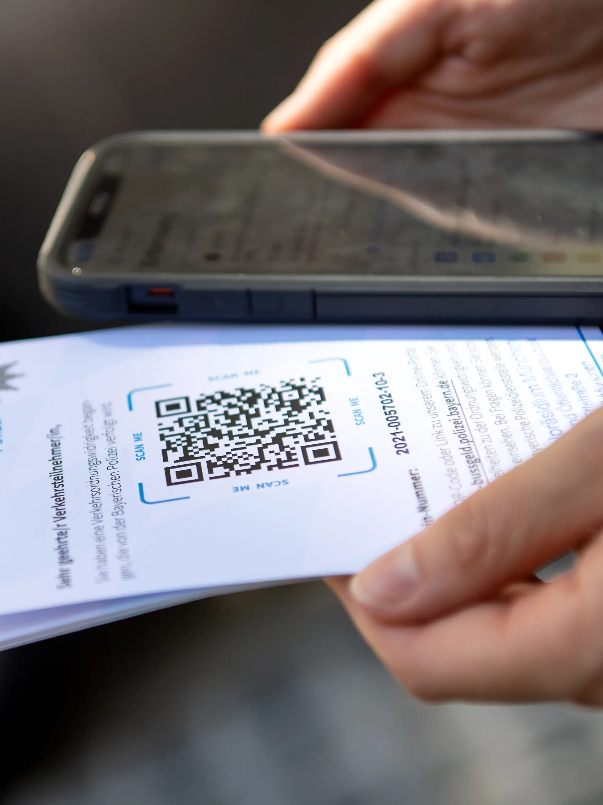 Frau scannt QR-Code eines offiziellen Schreibens. 