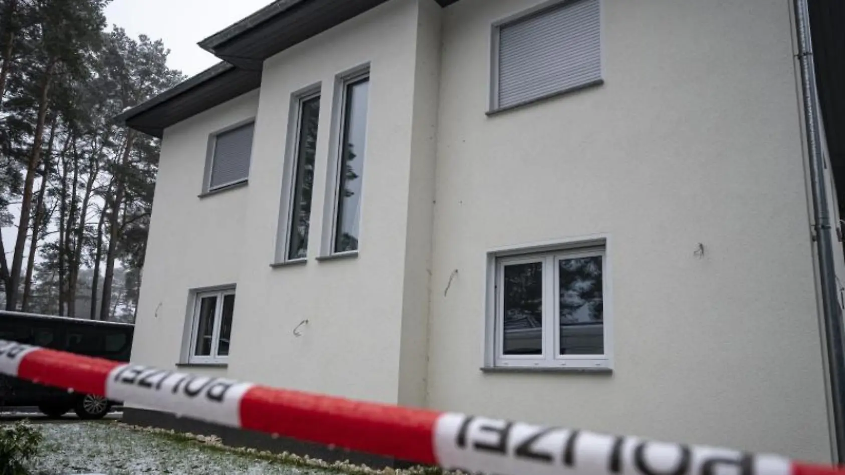 Das Einfamilienhaus in Senzig, einem Ortsteil der Stadt Königs Wusterhausen, ist abgesperrt. Foto: Fabian Sommer/dpa