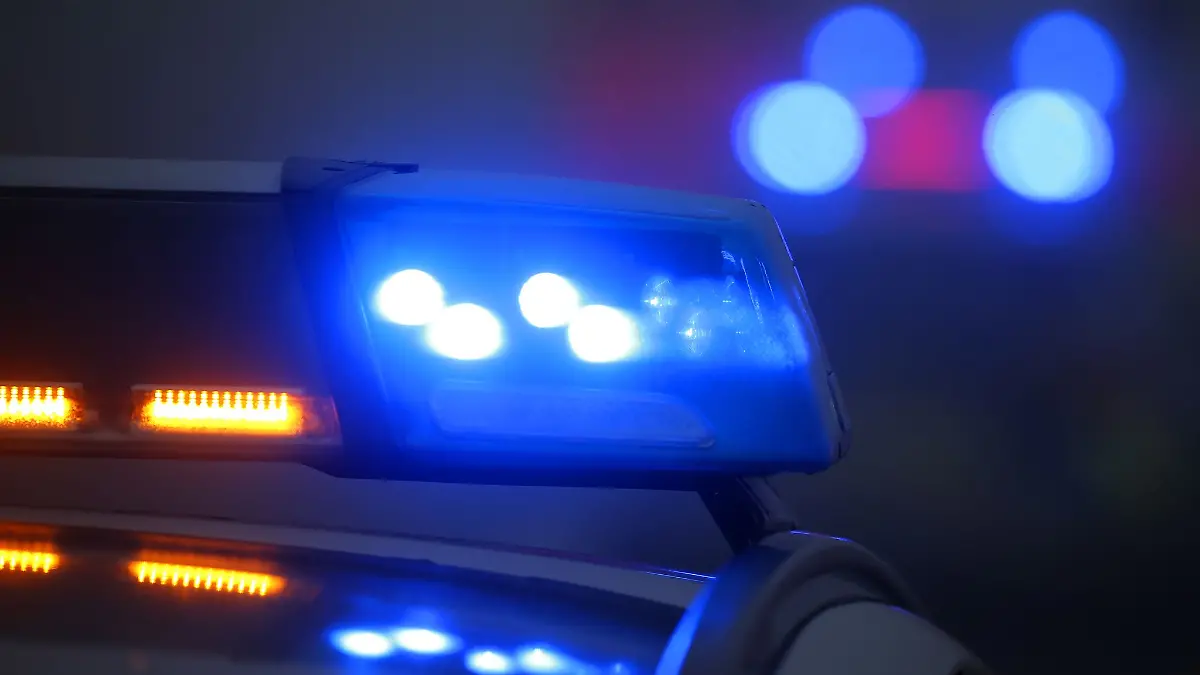 Dutzende Migranten drängen sich auf der Ladefläche eines Lkws in Tschechien, eine Frau stirbt.